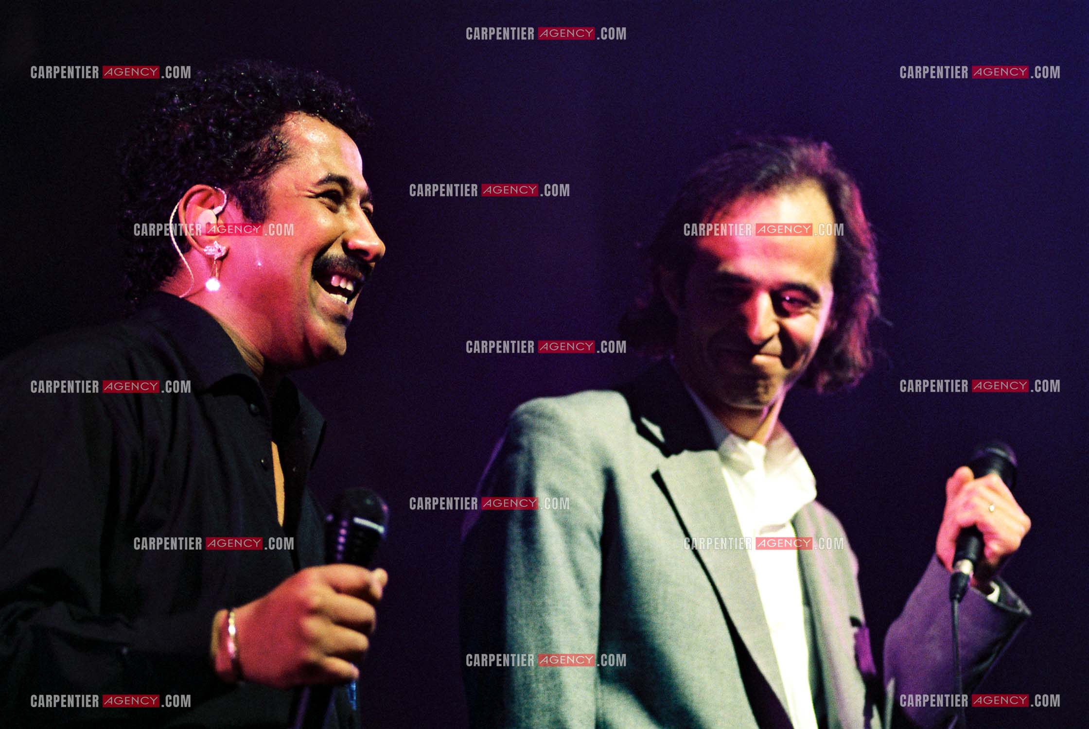 Le chanteur Jean-Jacques Goldman fait la surprise en venant faire un duo avec Khaled sur le titre “ Aïcha “au Zénith de Paris le 06 juin 2002.   ( Exclusif )
