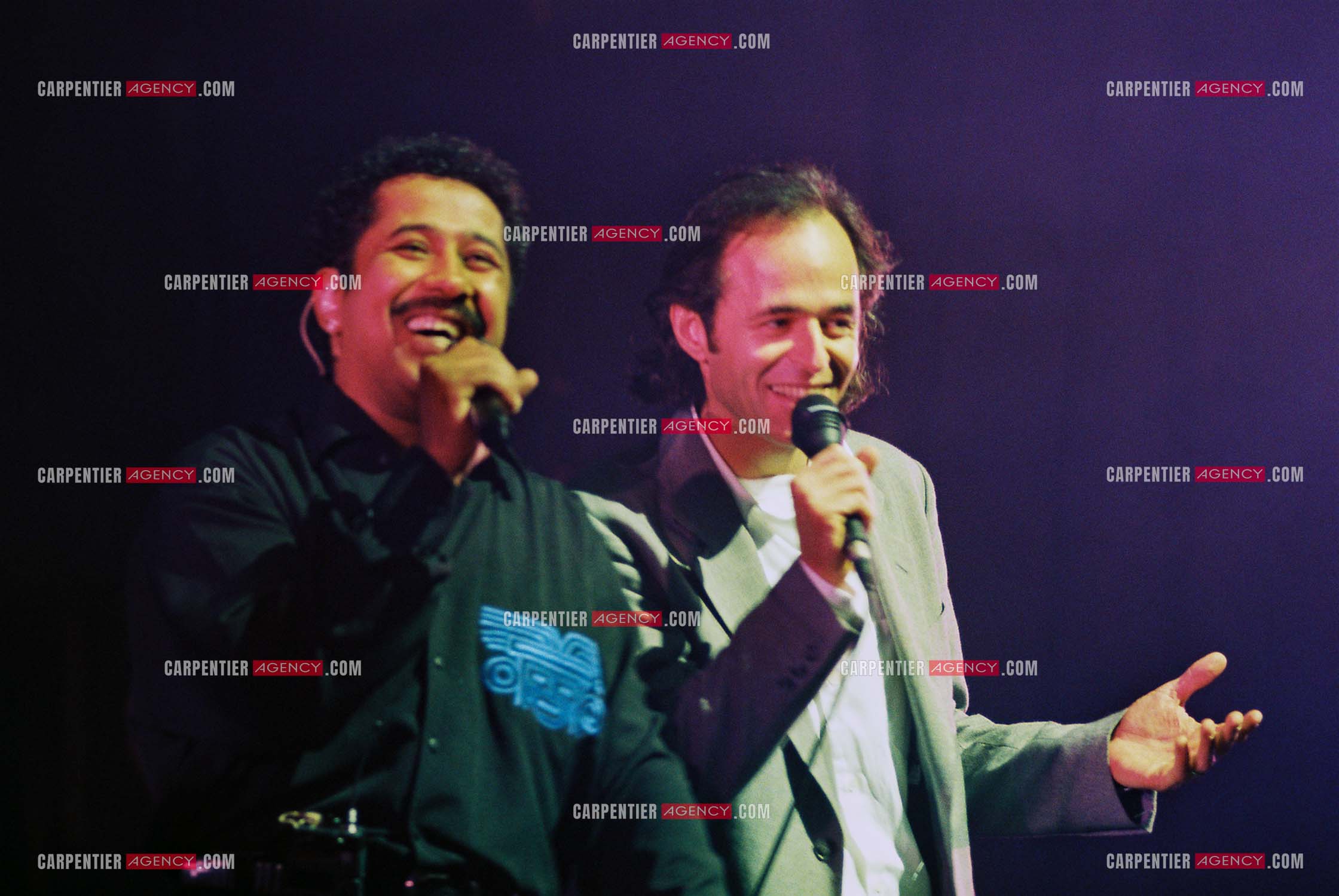 Le chanteur Jean-Jacques Goldman fait la surprise en venant faire un duo avec Khaled sur le titre “ Aïcha “au Zénith de Paris le 06 juin 2002.   ( Exclusif )