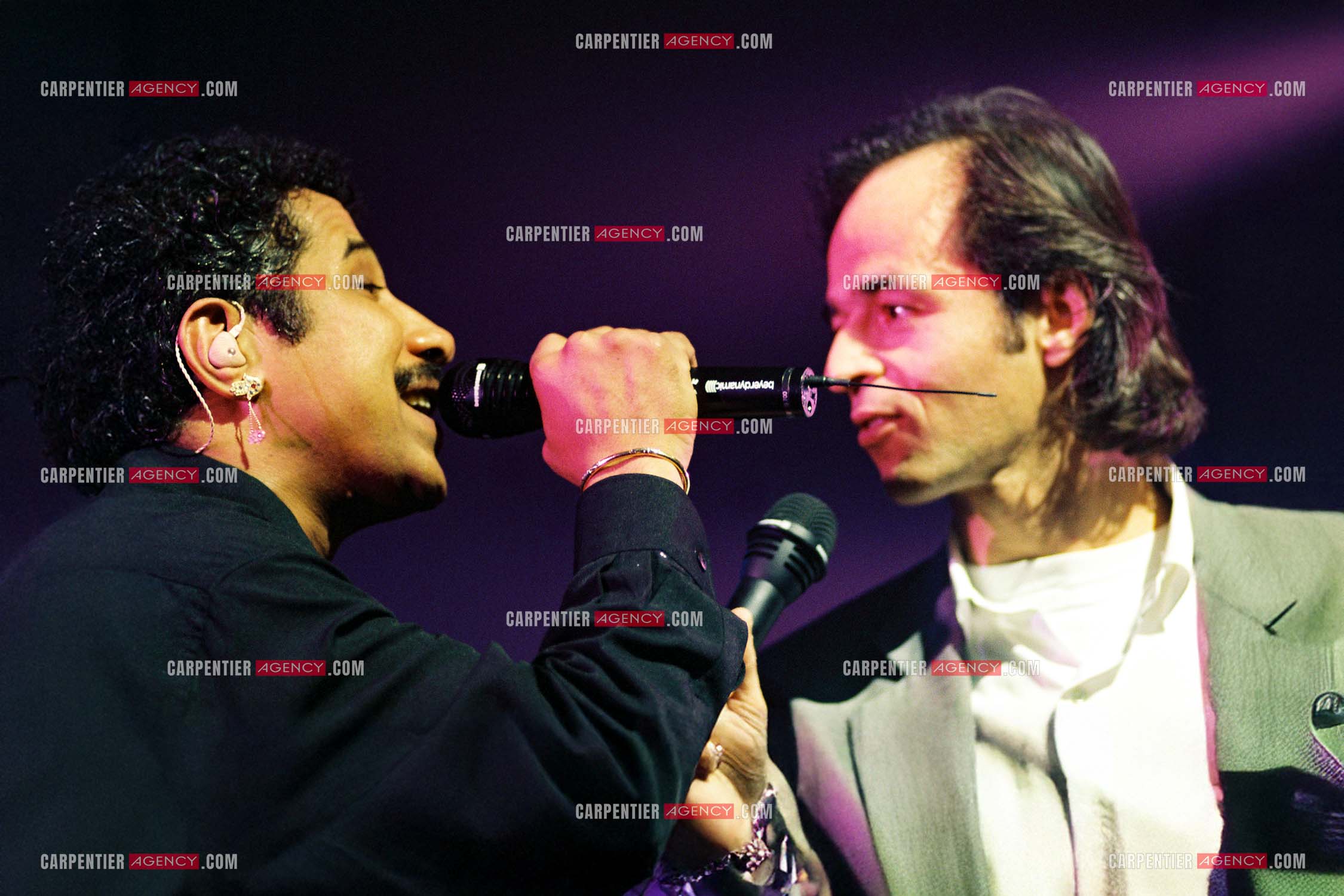Le chanteur Jean-Jacques Goldman fait la surprise en venant faire un duo avec Khaled sur le titre “ Aïcha “au Zénith de Paris le 06 juin 2002.   ( Exclusif )
