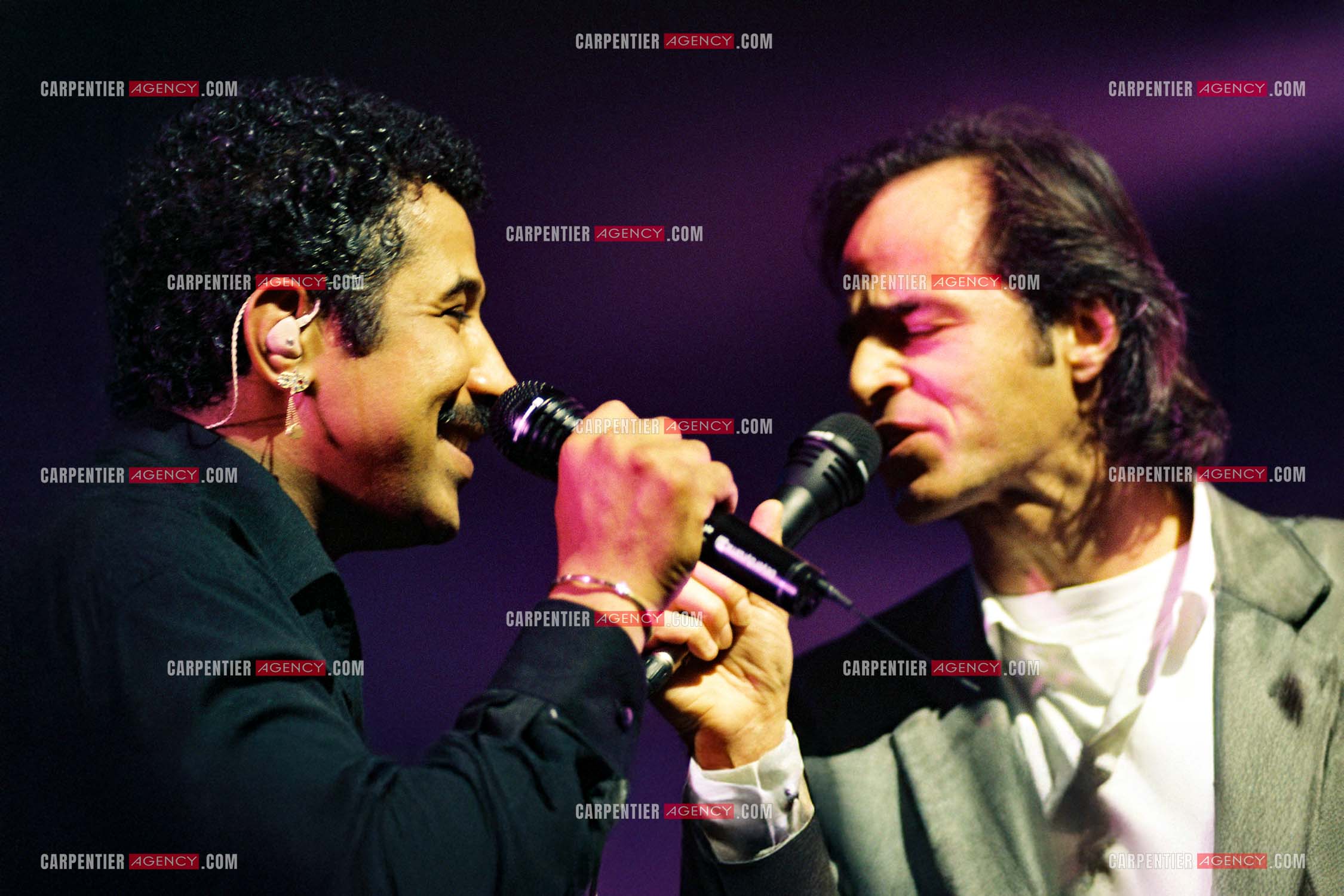 Le chanteur Jean-Jacques Goldman fait la surprise en venant faire un duo avec Khaled sur le titre “ Aïcha “au Zénith de Paris le 06 juin 2002.   ( Exclusif )