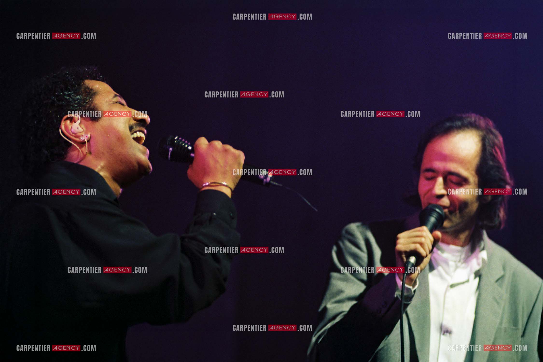 Le chanteur Jean-Jacques Goldman fait la surprise en venant faire un duo avec Khaled sur le titre “ Aïcha “au Zénith de Paris le 06 juin 2002.   ( Exclusif )