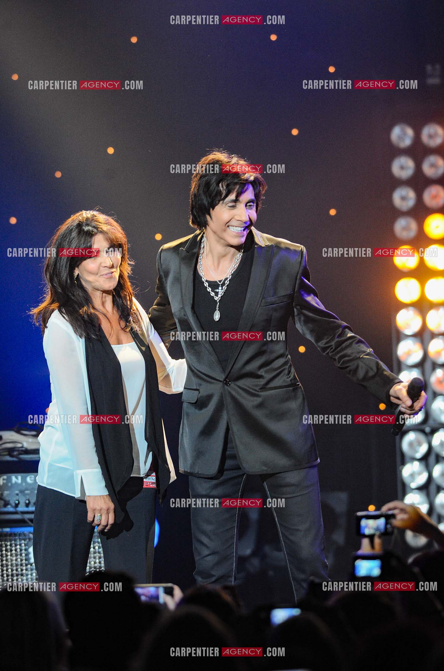 Le chanteur Jean-Luc Lahaye en concert au Bataclan. Jean-Luc est rejoint sur scène par son ex femme Aurélie.     ( Exclusif )