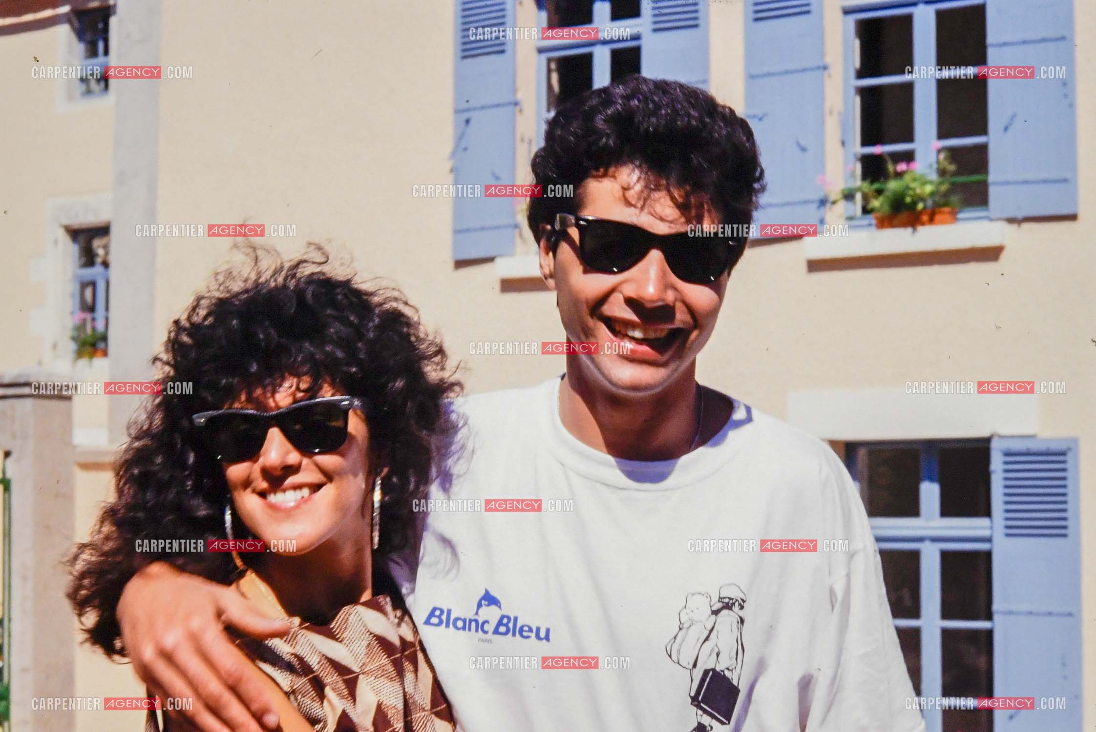 Le chanteur Jean-Luc Lahaye et sa femme Aurélie au domaine de la Coquille pour l'inauguration d'un acceuil pour les enfants de la DASS en 1986.