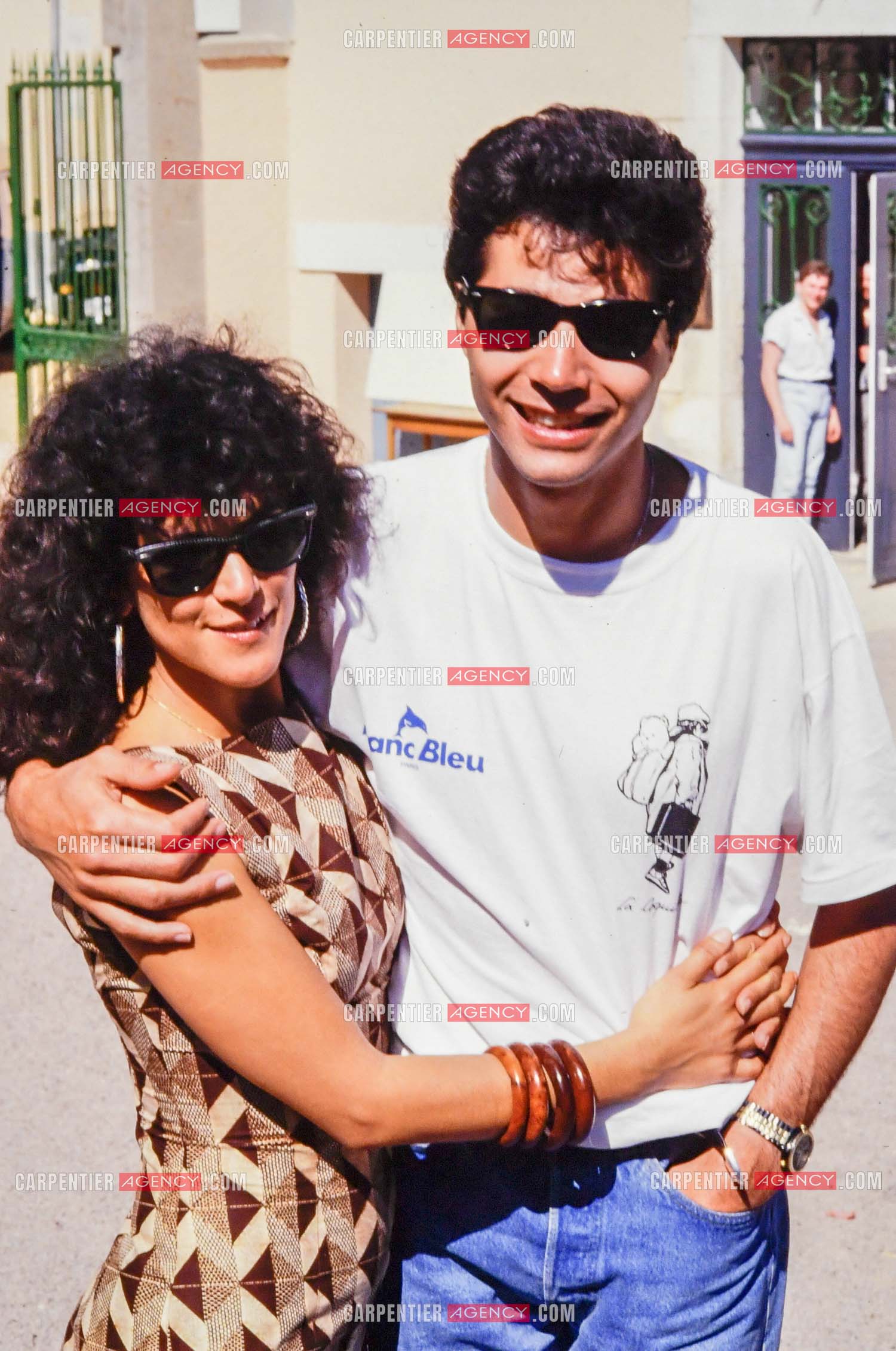 Le chanteur Jean-Luc Lahaye et sa femme Aurélie au domaine de la Coquille pour l'inauguration d'un acceuil pour les enfants de la DASS en 1986.
