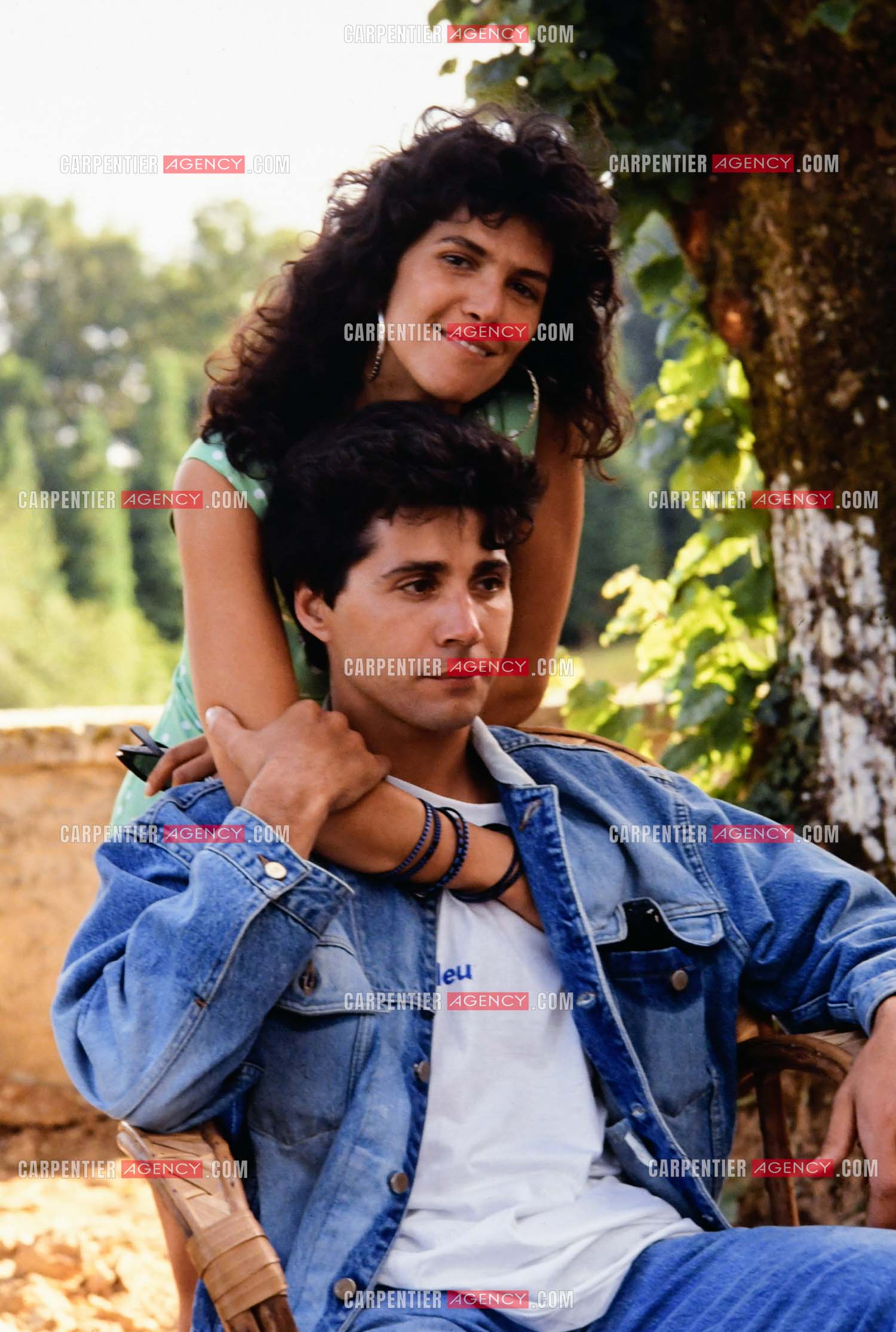 Le chanteur Jean-Luc Lahaye et sa femme Aurélie au domaine de la Coquille pour l'inauguration d'un acceuil pour les enfants de la DASS en 1986.