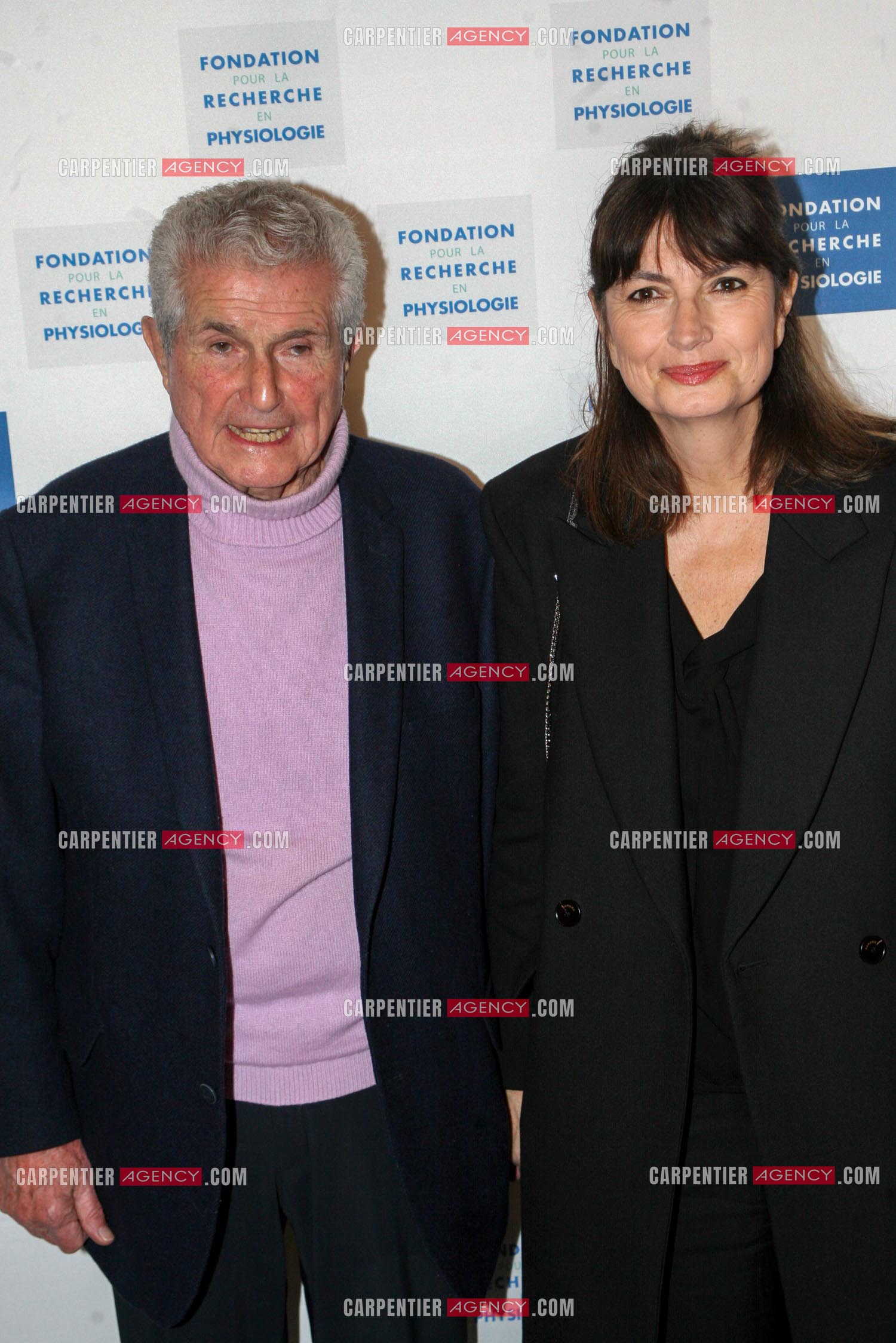 Claude Lelouch et sa femme Valérie Perrin-Lelouch lors de la soirée des Stéthos d'or 2023 à l'hôtel Four Seasons George V à Paris le 27 mars 2023.