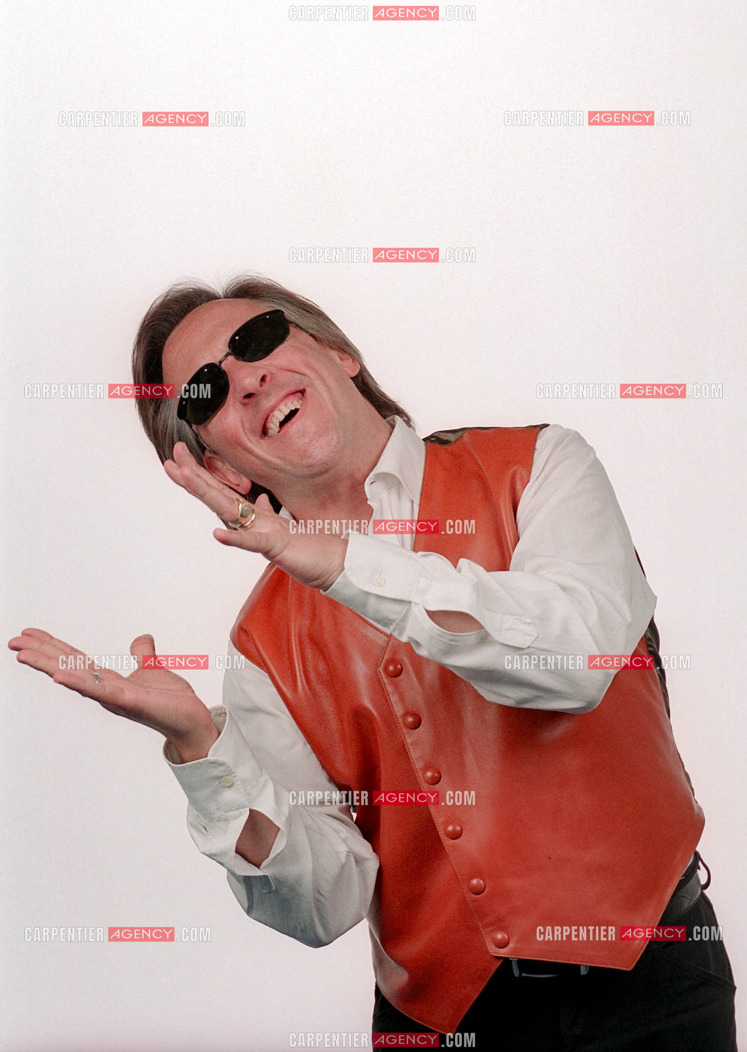 Le chanteur Gilbert Montagné lors d'une séance photos en studio pour la réalisation d'une affiche et de ses photos de presse. ( Exclusif )