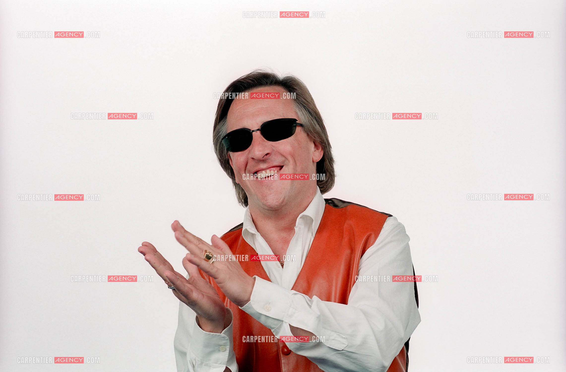 Le chanteur Gilbert Montagné lors d'une séance photos en studio pour la réalisation d'une affiche et de ses photos de presse. ( Exclusif )