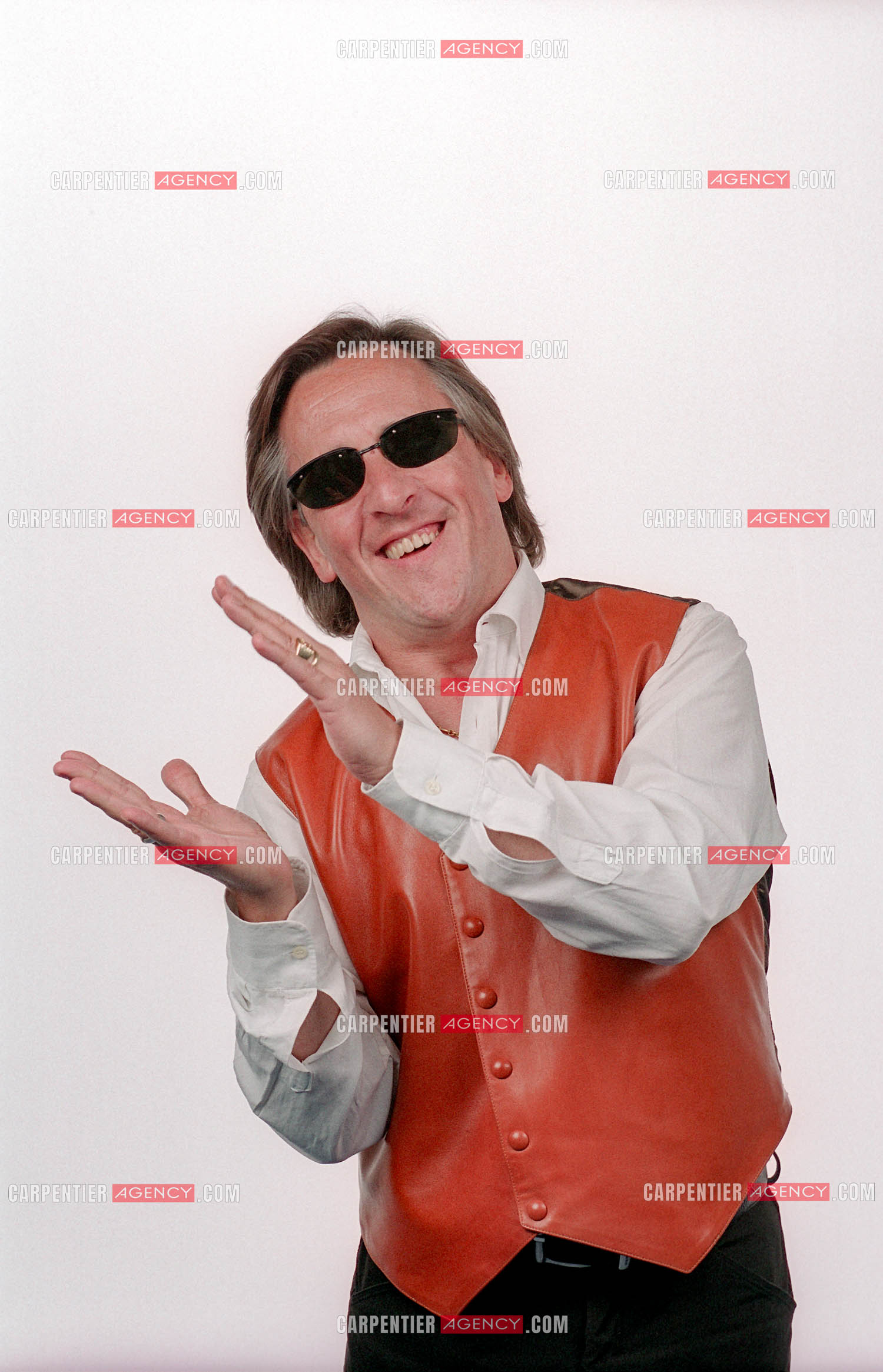 Le chanteur Gilbert Montagné lors d'une séance photos en studio pour la réalisation d'une affiche et de ses photos de presse. ( Exclusif )