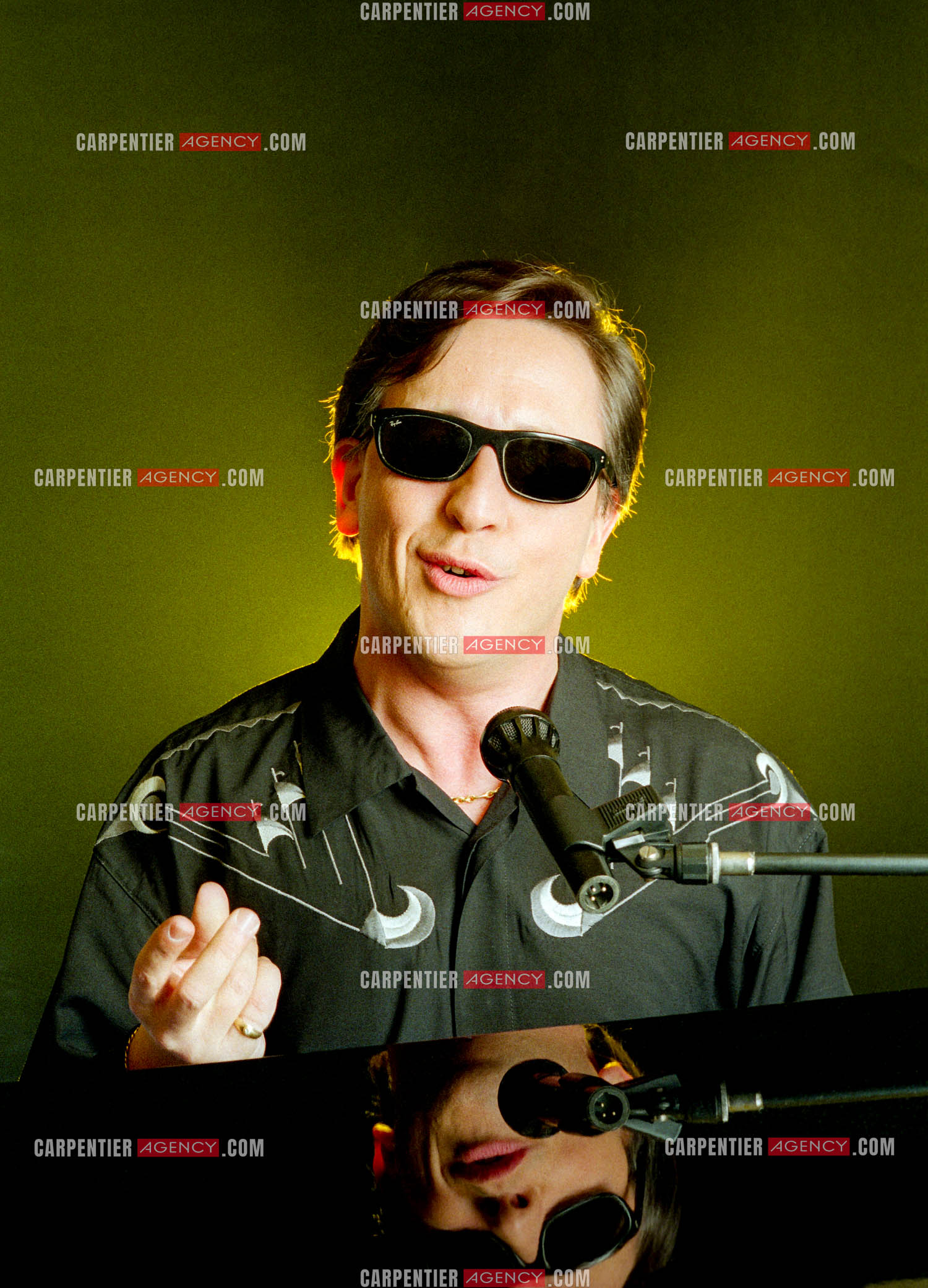 Le chanteur Gilbert Montagné lors d'une séance photos en studio pour la réalisation d'une affiche et de ses photos de presse. ( Exclusif )