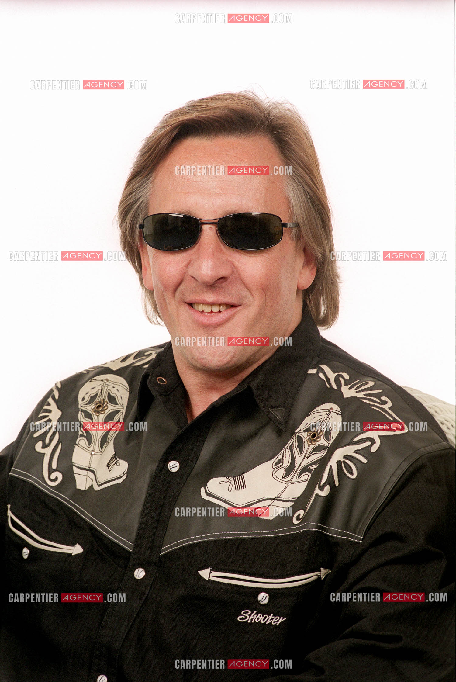 Le chanteur Gilbert Montagné lors d'une séance photos en studio pour la réalisation d'une affiche et de ses photos de presse. ( Exclusif )