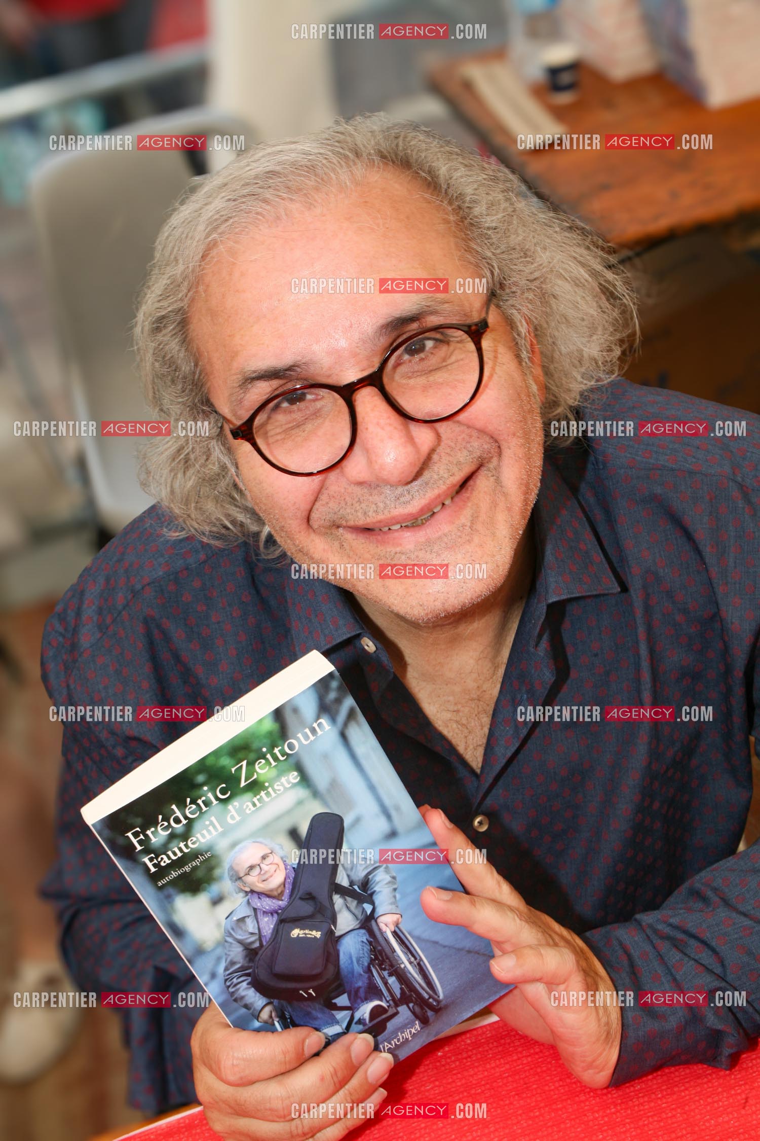 Le parolier Frédéric Zeitoun présente son livre “ Fauteuil d'artiste “ aux éditions L'Archipel.                 ( Exclusif )