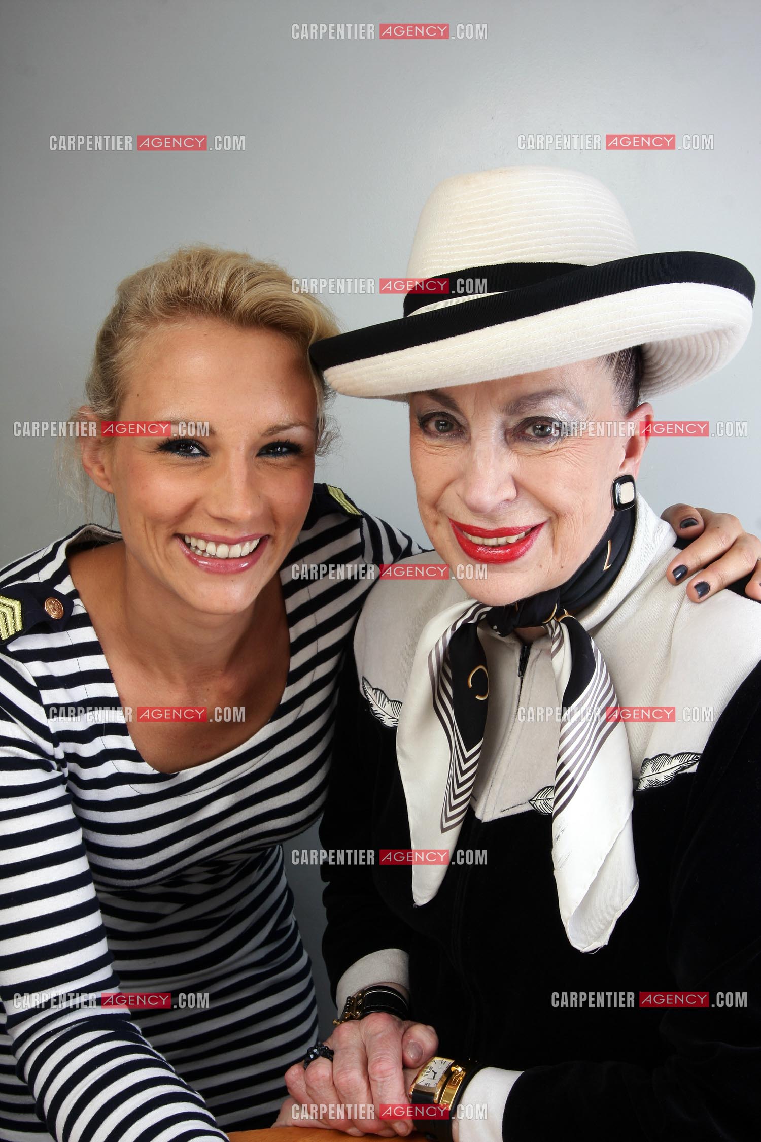 Miss France 2001 Élodie Gossuin-Lacherie et l'ex présidente des Miss Geneviève de Fontenay.    ( Exclusif )
