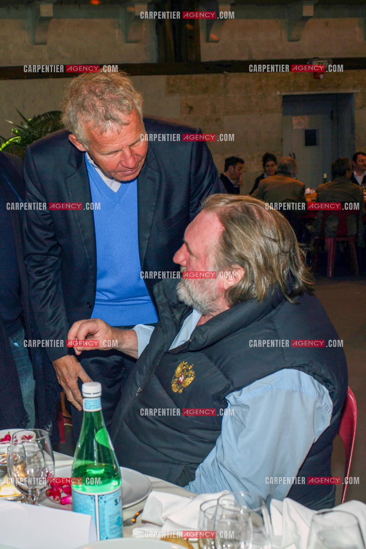 L'acteur Gérard Depardieu et le journaliste Patrick Poivre D'Arvor ( PPDA ) lors de la journée du livre et du vin à Saumur..