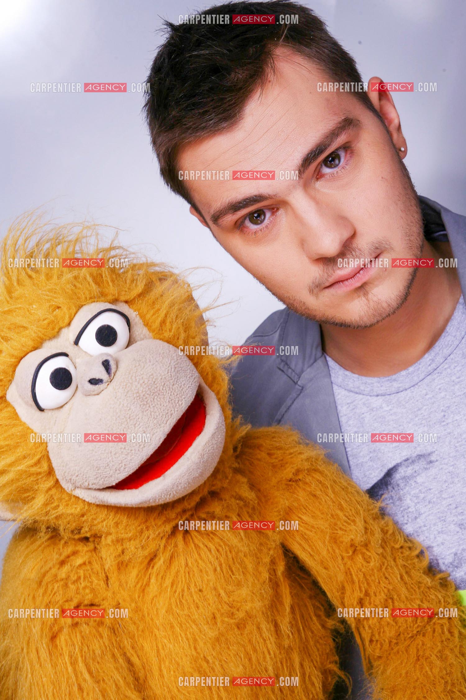 Jeff Panacloc ( Damien Colcanap ) le ventriloque humoriste et sa marionette Jean-Marc un singe.     ( Exclusif )