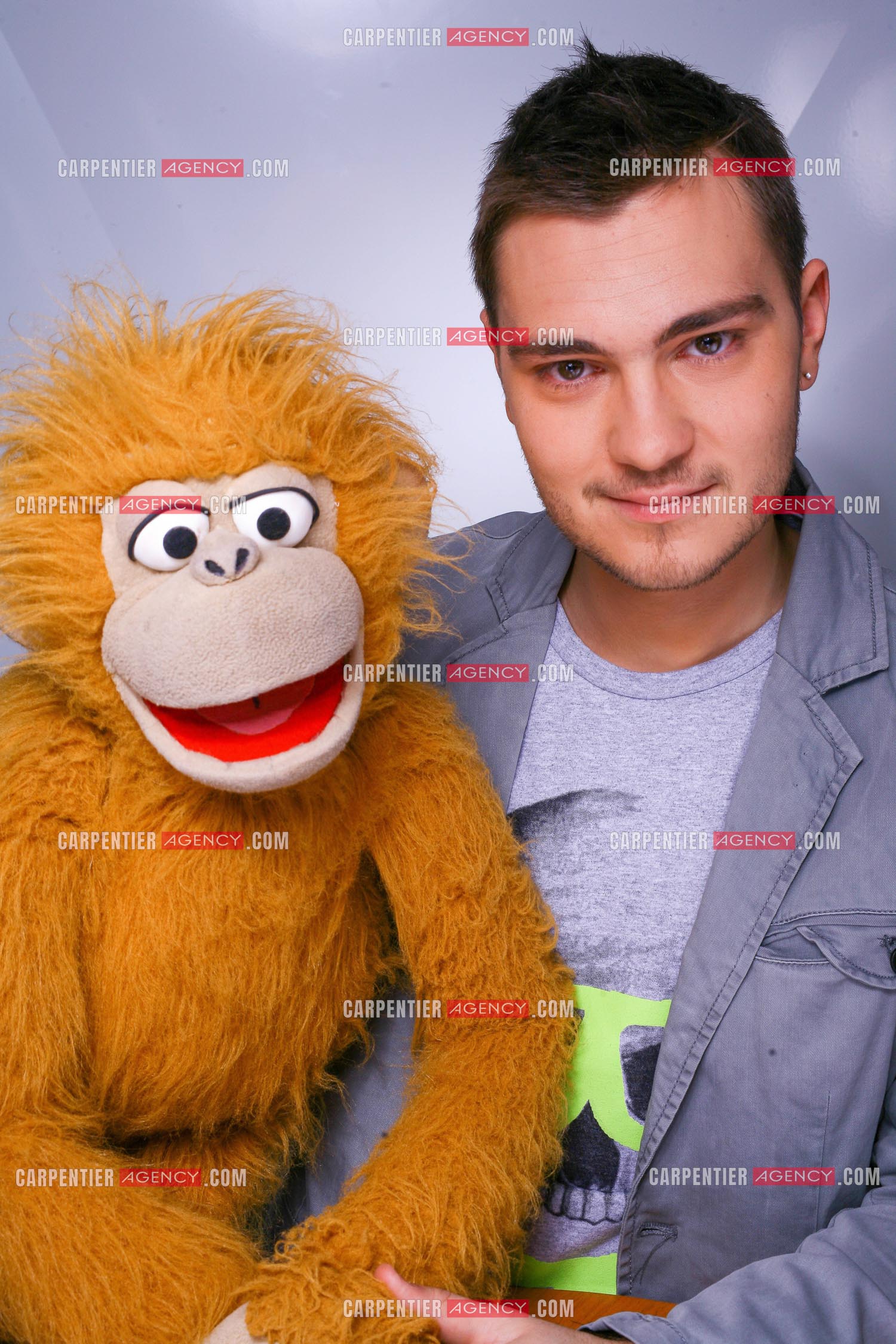Jeff Panacloc ( Damien Colcanap ) le ventriloque humoriste et sa marionette Jean-Marc un singe.     ( Exclusif )