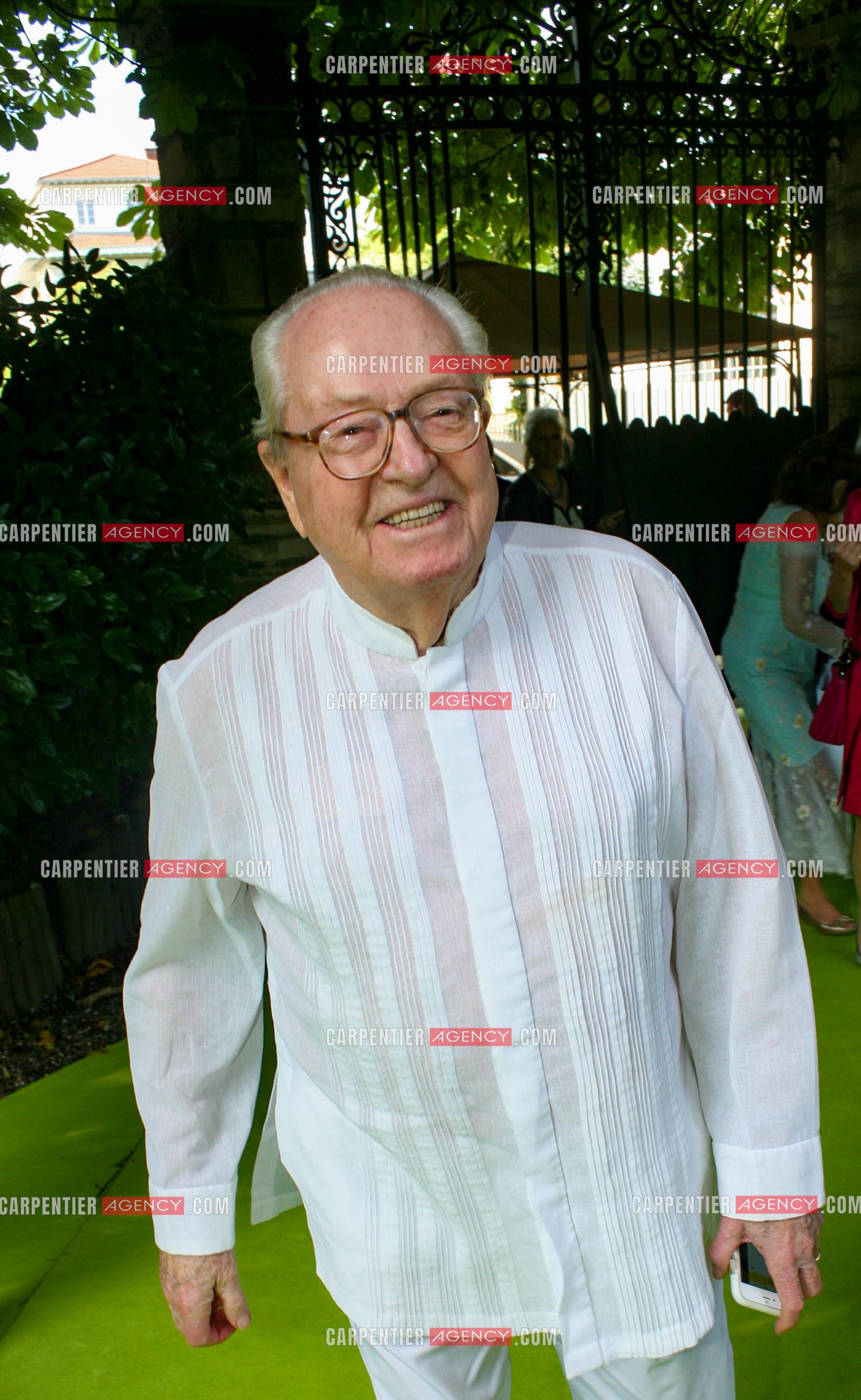 Jean-Marie Le Pen fête dans sa résidence de St Cloud son 88 èm anniversaire entouré de sa femme Jany Le Pen, ses petits enfants et des amis proches.         ( Exclusif )