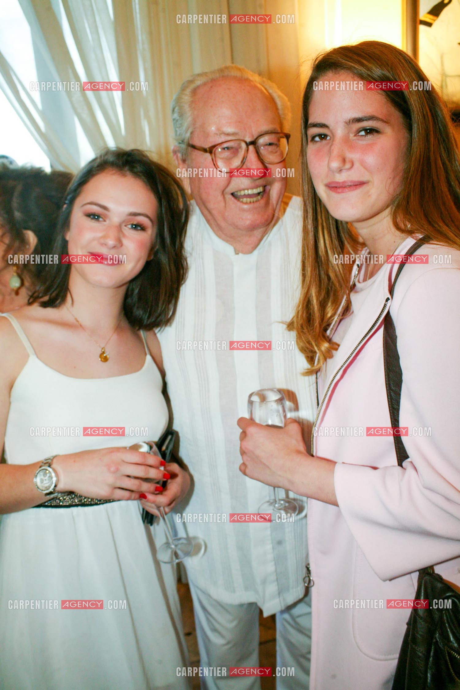 Jean-Marie Le Pen fête dans sa résidence de St Cloud son 88 èm anniversaire. Jean-Marie Le Pen avec ses petites-filles Mathilde Chauffroy et Jehanne Chauffroy, les filles de Marine Le Pen.        ( Exclusif )