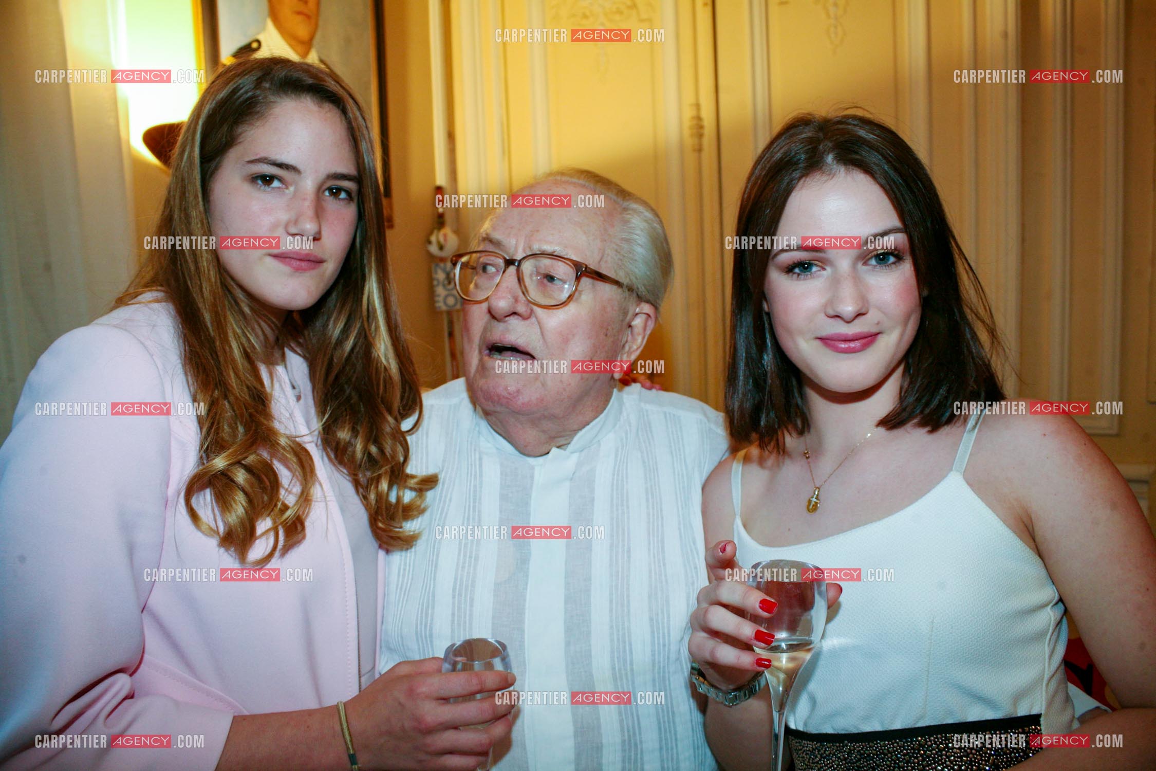 Jean-Marie Le Pen fête dans sa résidence de St Cloud son 88 èm anniversaire. Jean-Marie Le Pen avec ses petites-filles Mathilde Chauffroy et Jehanne Chauffroy, les filles de Marine Le Pen.        ( Exclusif )