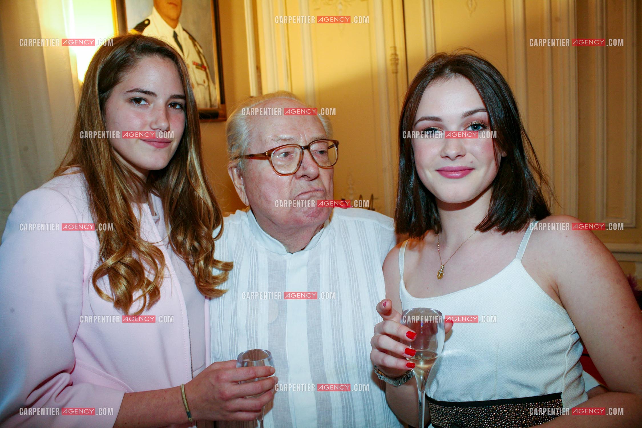 Jean-Marie Le Pen fête dans sa résidence de St Cloud son 88 èm anniversaire. Jean-Marie Le Pen avec ses petites-filles Mathilde Chauffroy et Jehanne Chauffroy, les filles de Marine Le Pen.        ( Exclusif )
