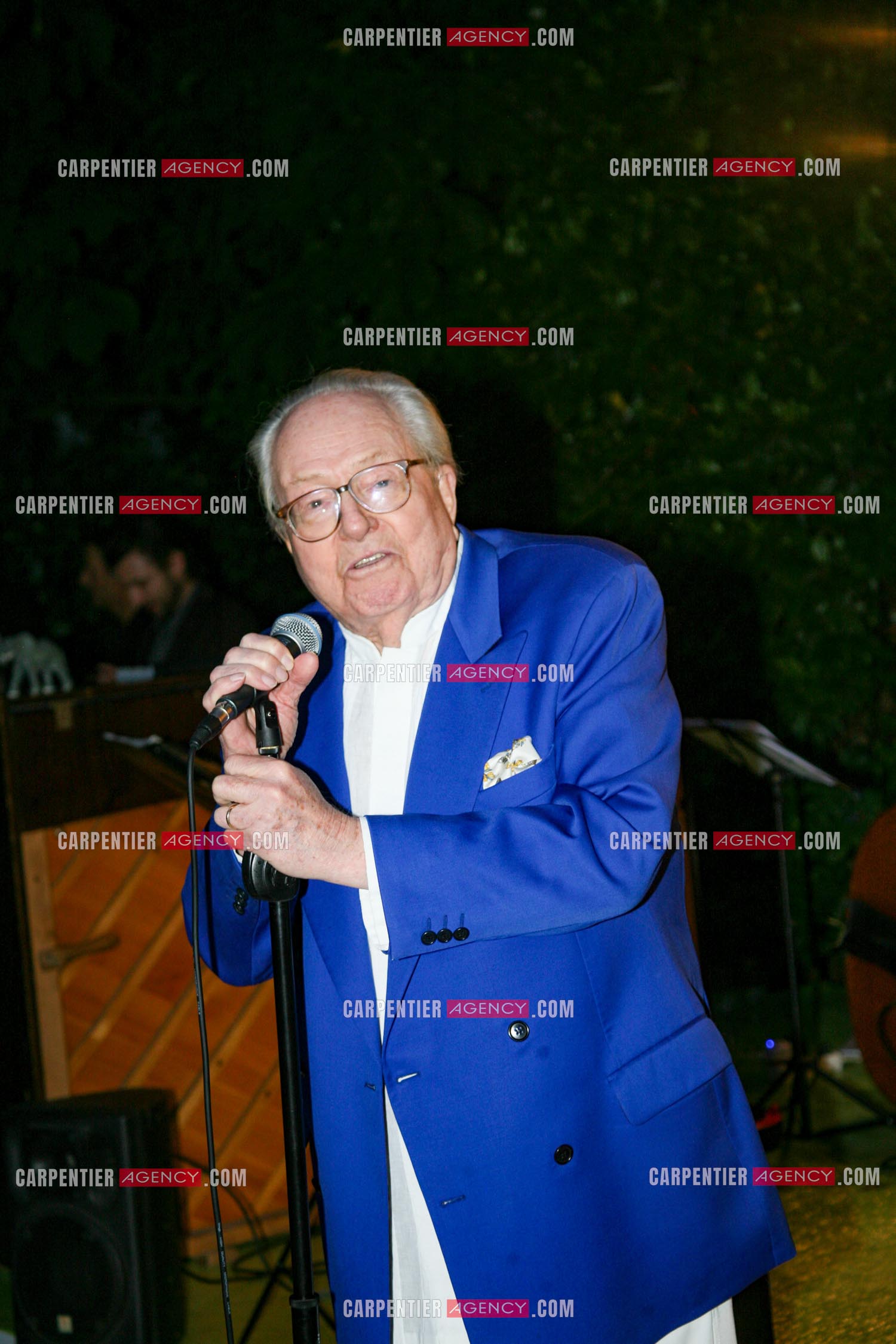Jean-Marie Le Pen fête dans sa résidence de St Cloud son 88 èm anniversaire entouré de sa femme Jany Le Pen, ses petits enfants et des amis proches.         ( Exclusif )