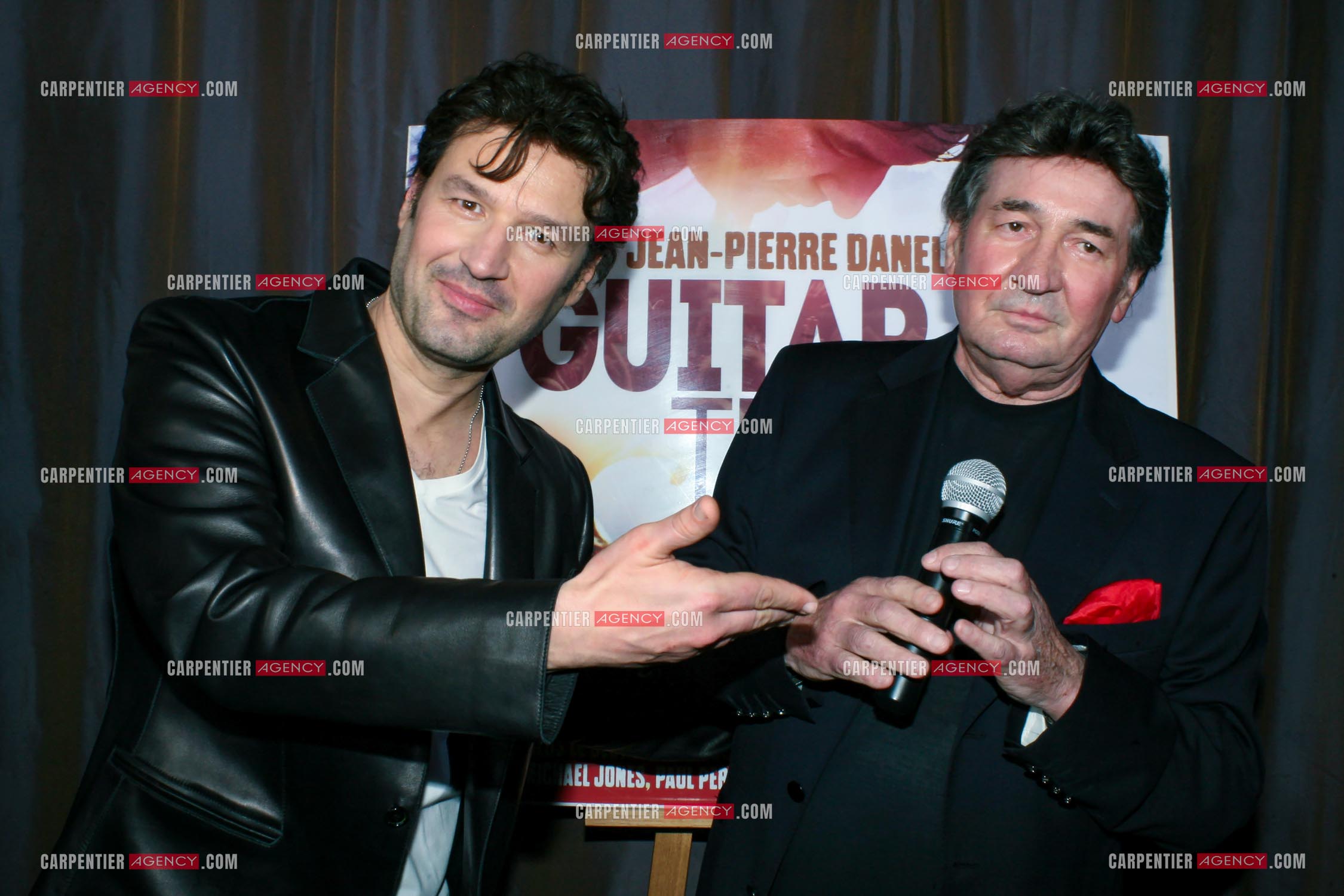 Jean-Pierre Danel reçoit son  disque d'or à l'hôtel le Burgundy à Paris en présence de son père le chanteur Pascal Danel.        ( Exclusif )
