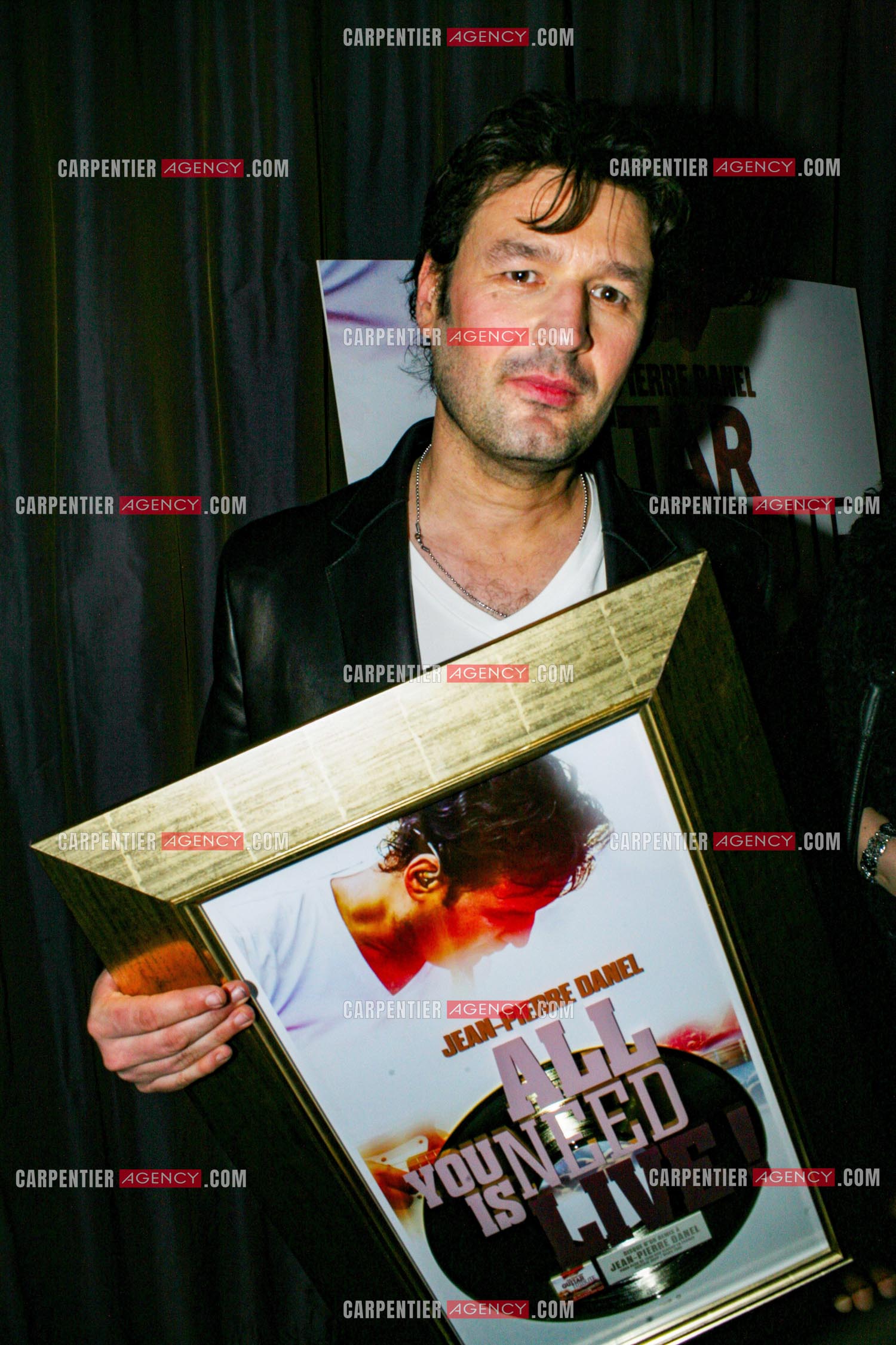 Jean-Pierre Danel reçoit son  disque d'or à l'hôtel le Burgundy à Paris en présence de son père le chanteur Pascal Danel.        ( Exclusif )