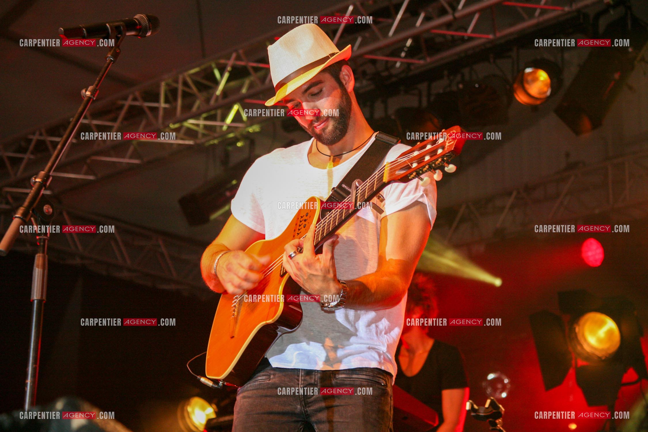 Le chanteur Kendji Girac en concert au Parc St Paul à Beauvais le 24 mai 2024.