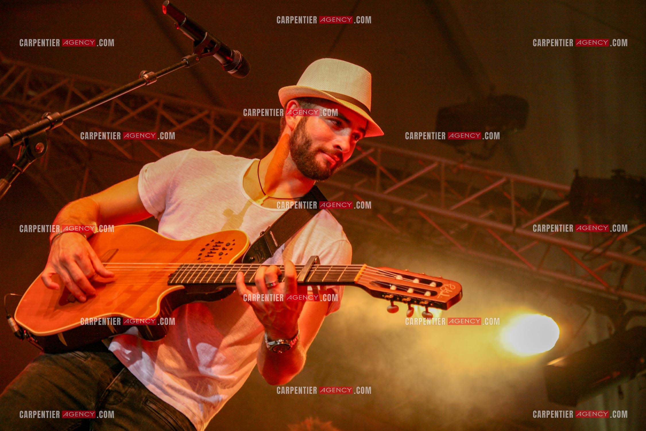 Le chanteur Kendji Girac en concert au Parc St Paul à Beauvais le 24 mai 2024.