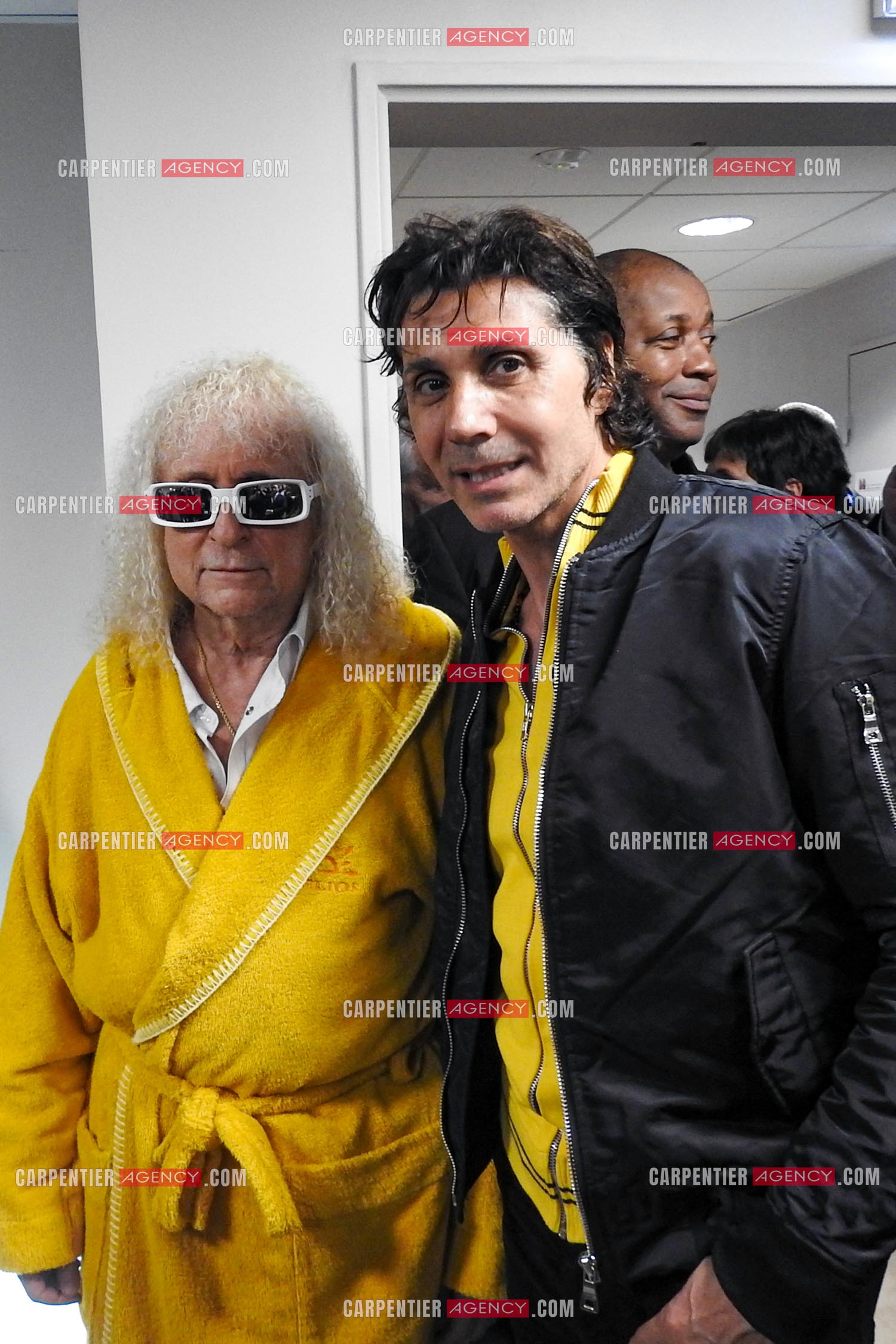 Michel Polnareff et son ami Jean-Luc Lahaye dans les loges du POPB de Paris Bercy.    ( Exclusif )
