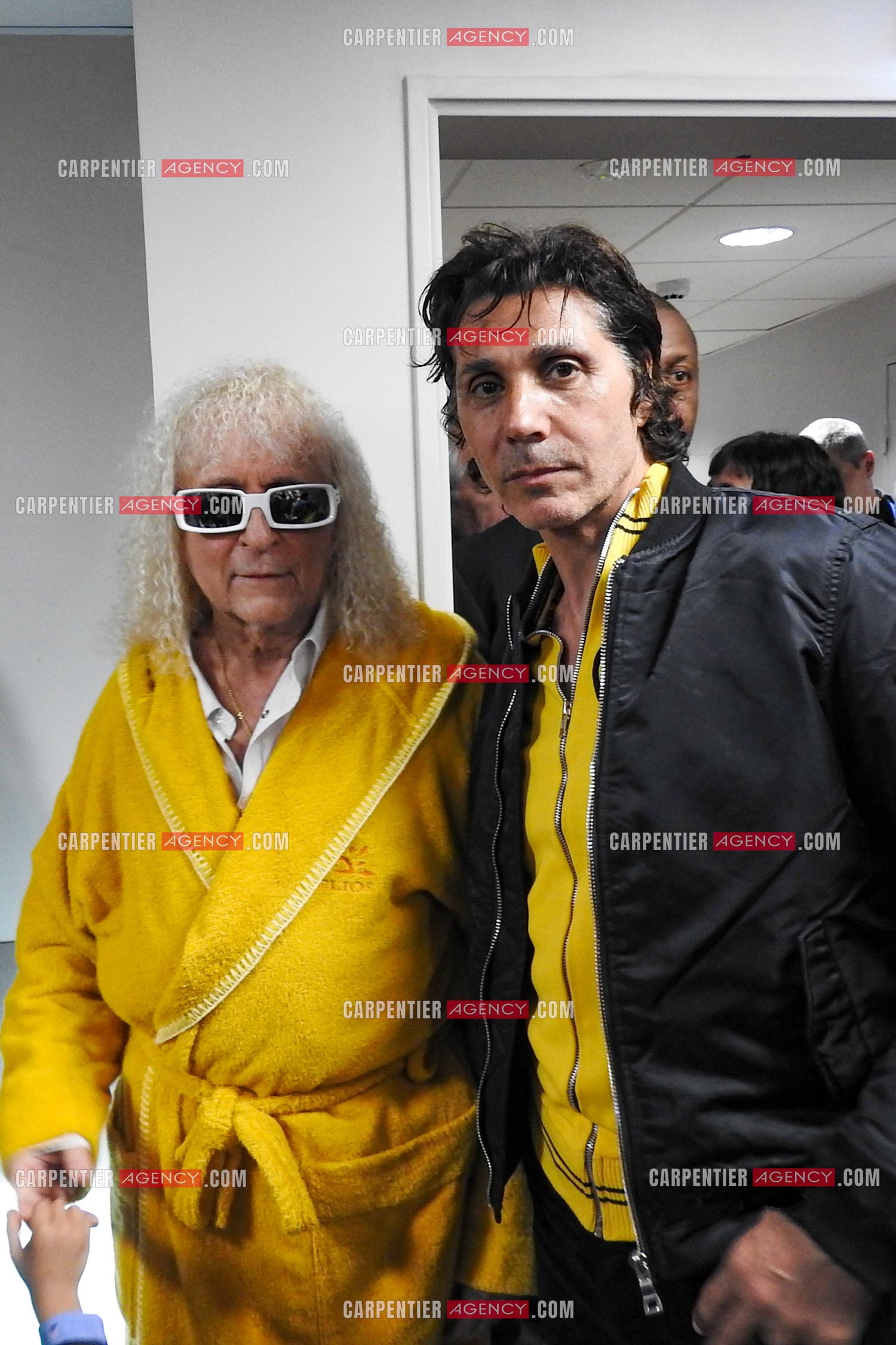 Michel Polnareff et son ami Jean-Luc Lahaye dans les loges du POPB de Paris Bercy.    ( Exclusif )