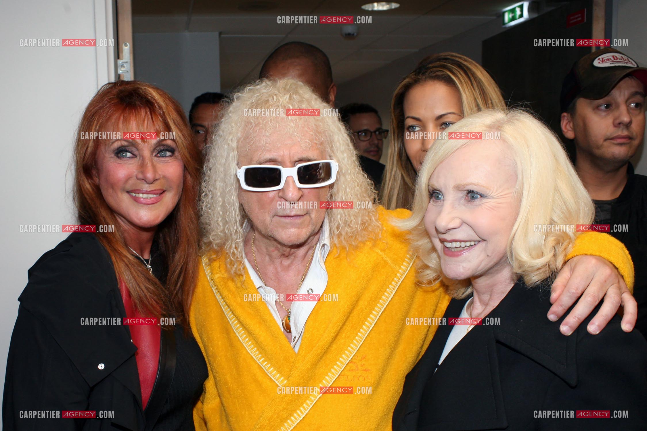 Le chanteur Michel Polnareff reçoit dans sa loge les chanteuses Julie Pietri et Michèle Torr après son concert au POPB de Paris Bercy en 2016.
