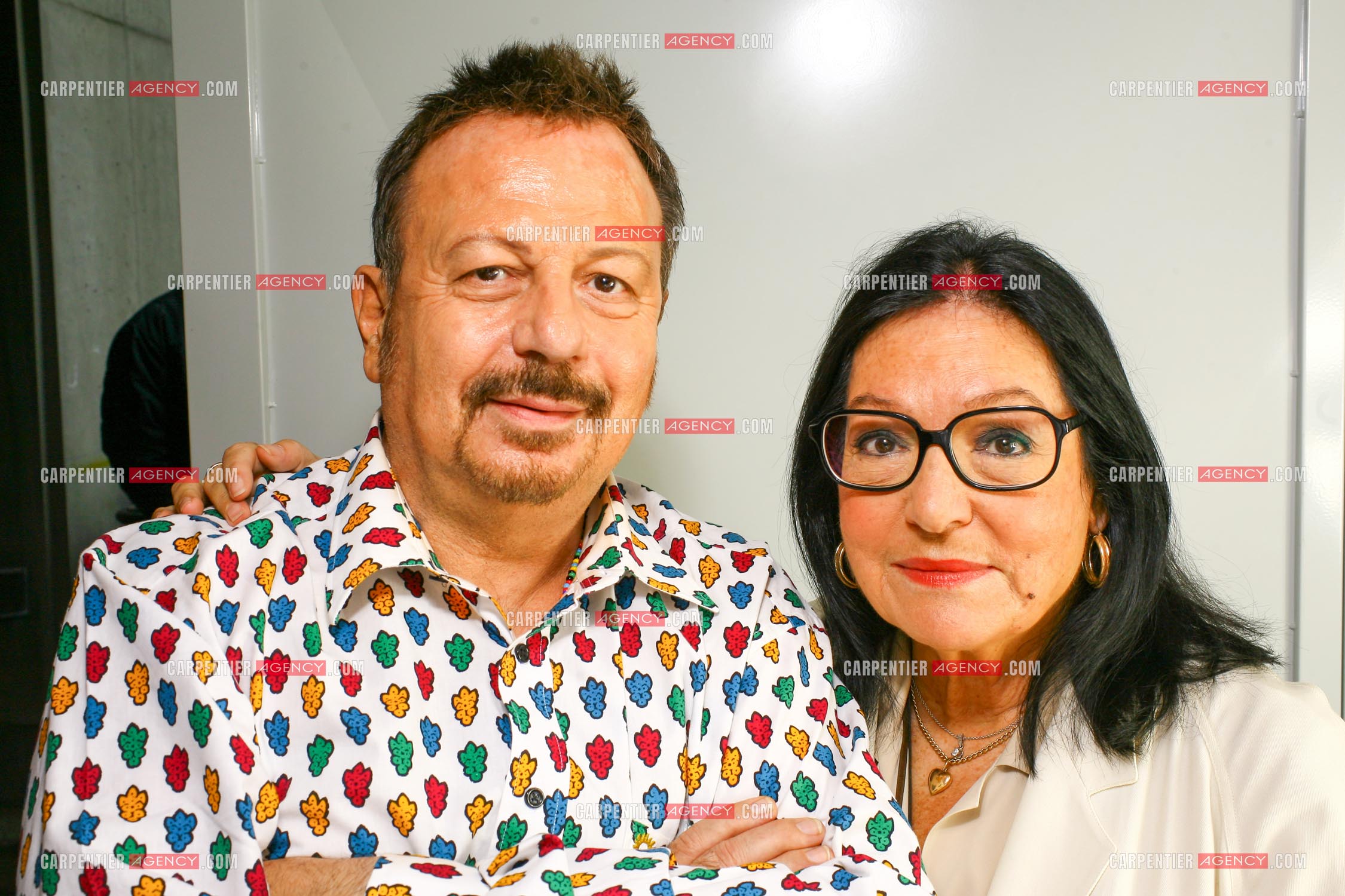 La chanteuse Nana Mouskouri et le chroniqueur journaliste français Henry-Jean Servat.                ( Exclusif )
