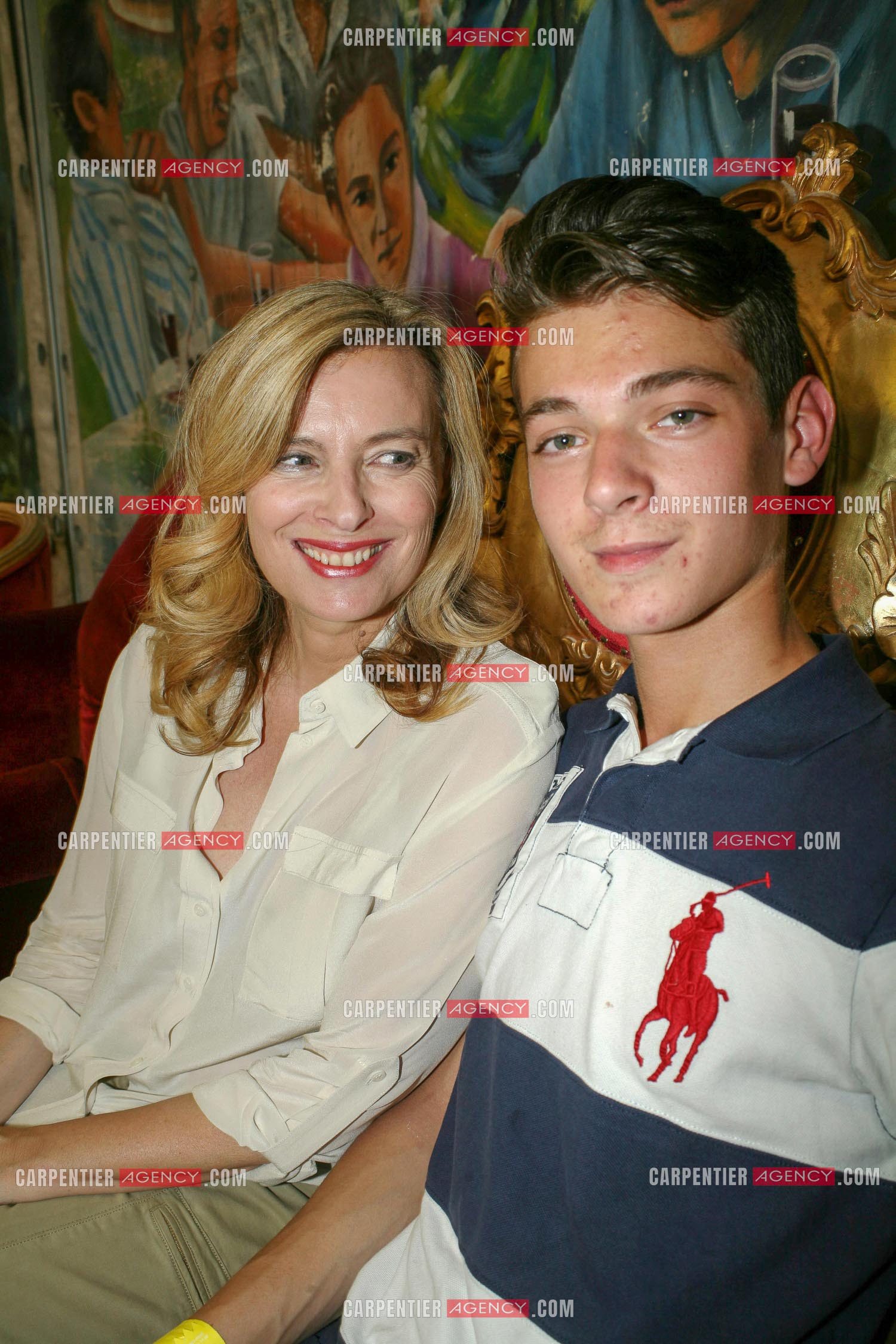 La journaliste et animatrice télé Valérie Trierweler et son fils Léonard.     ( Exclusif )