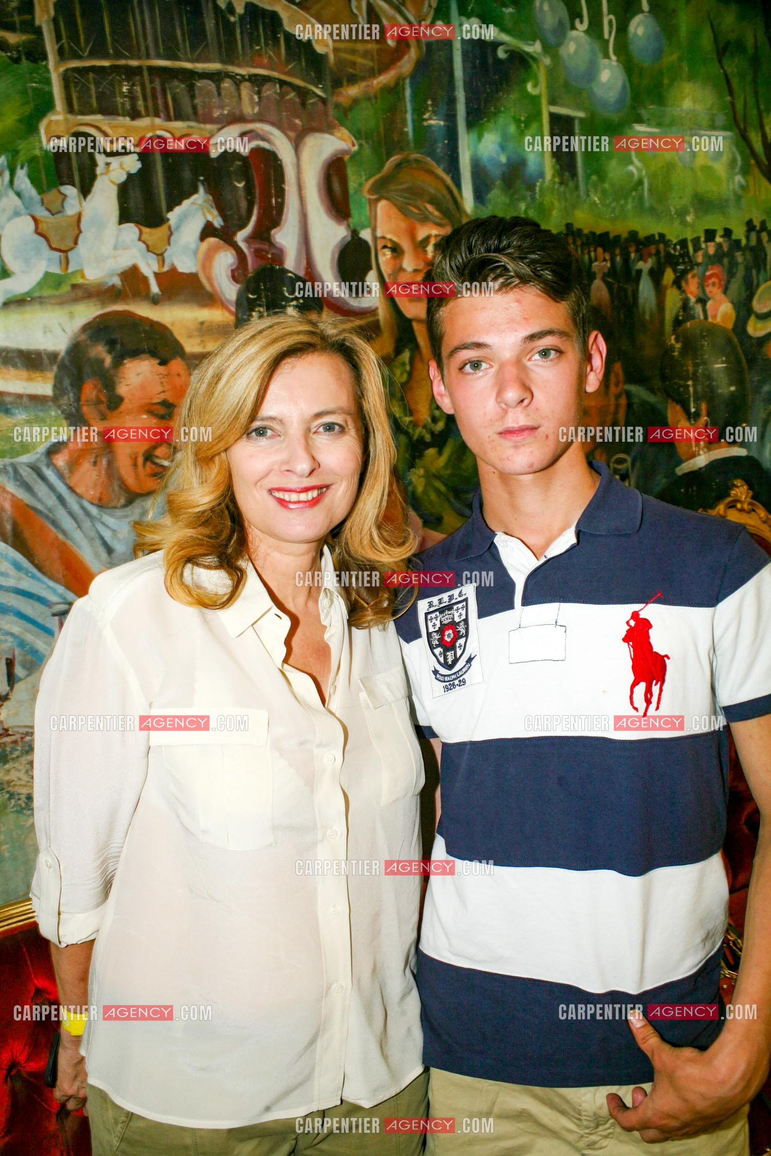 La journaliste et animatrice télé Valérie Trierweler et son fils Léonard.     ( Exclusif )