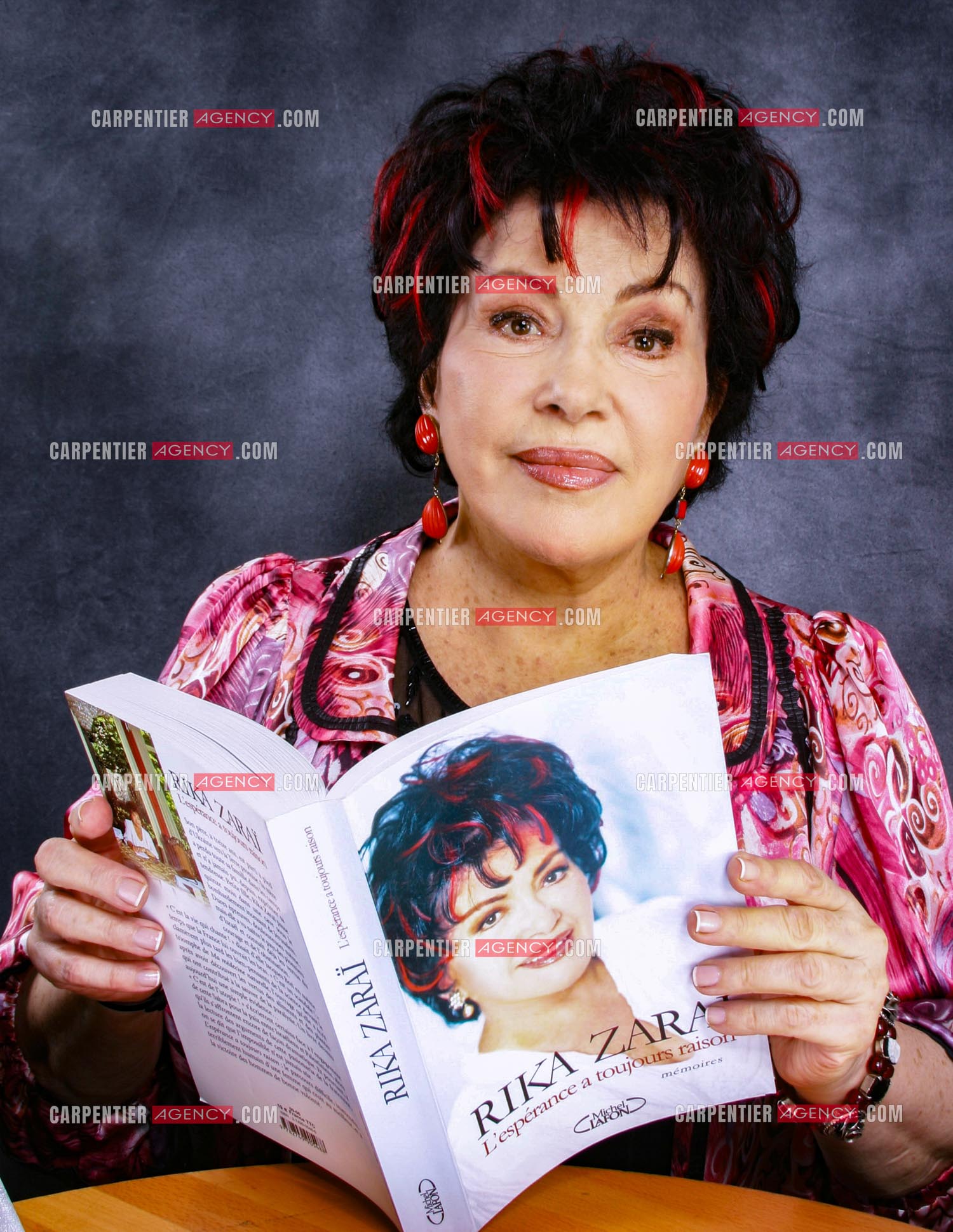 La chanteuse Rika Zaraï présente son nouveau livre “ L'ESPÉRANCE A TOUJOURS RAISON “ aux éditions Michel Lafon.                       ( Exclusif )