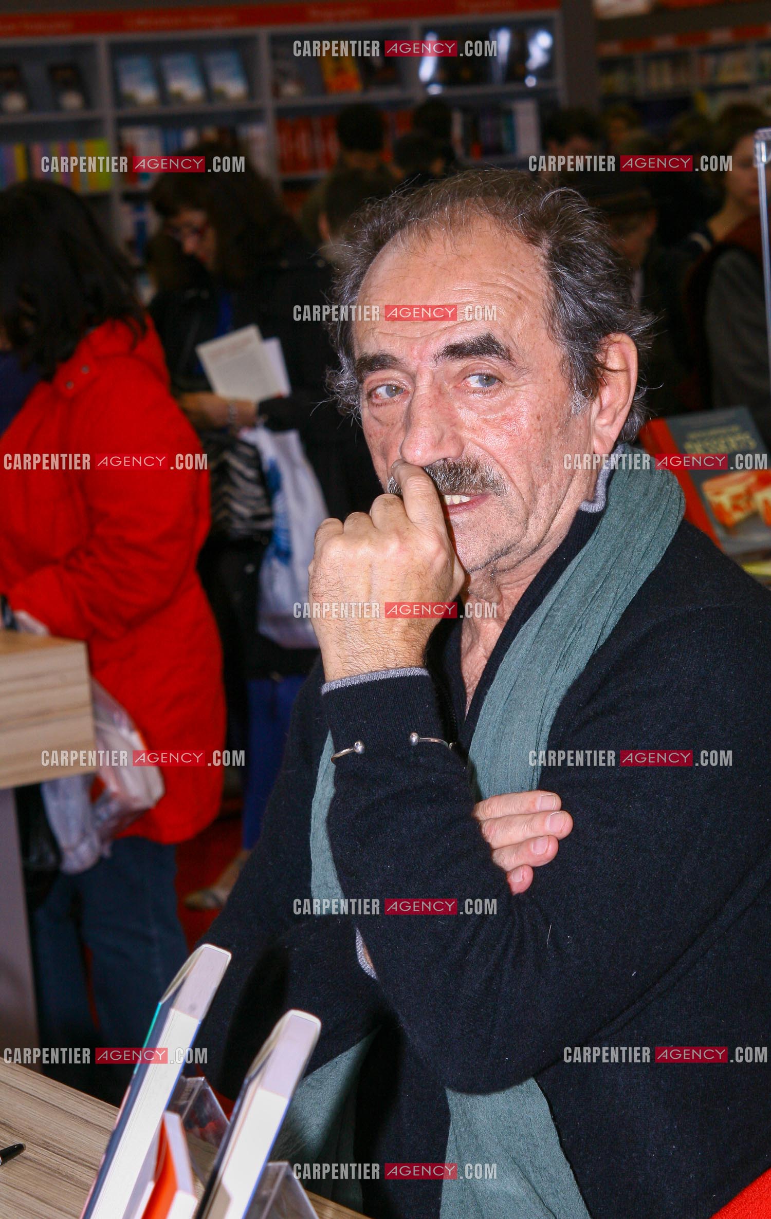 L'acteur Richard Bohringer présente son livre “ C'EST BEAU UNE VILLE LA NUIT “ aux éditions Flammarion en 2013.