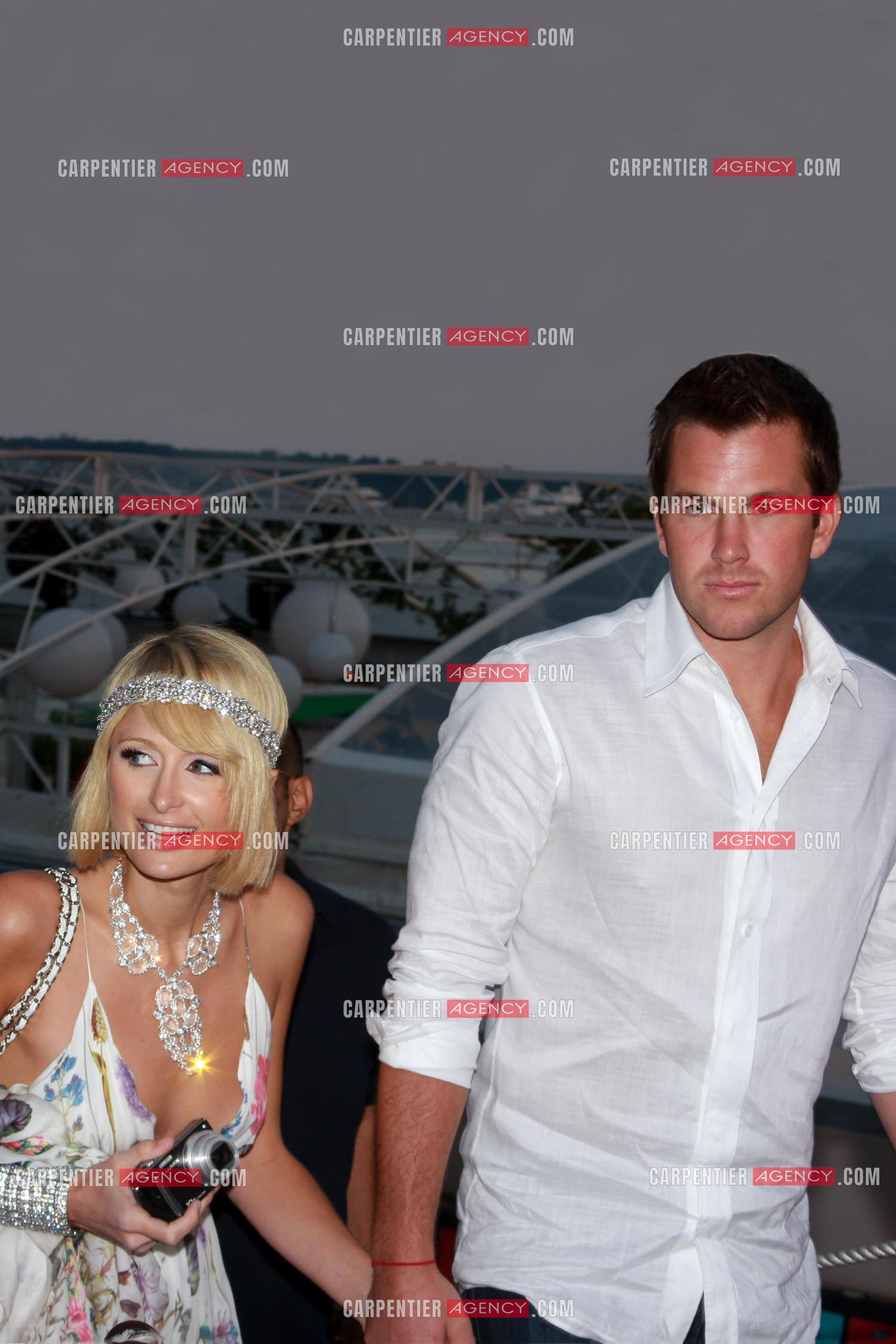 Le mannequin Paris Hilton et son compagnon Doug Reinhardt à Cannes pour le festival en 2009.