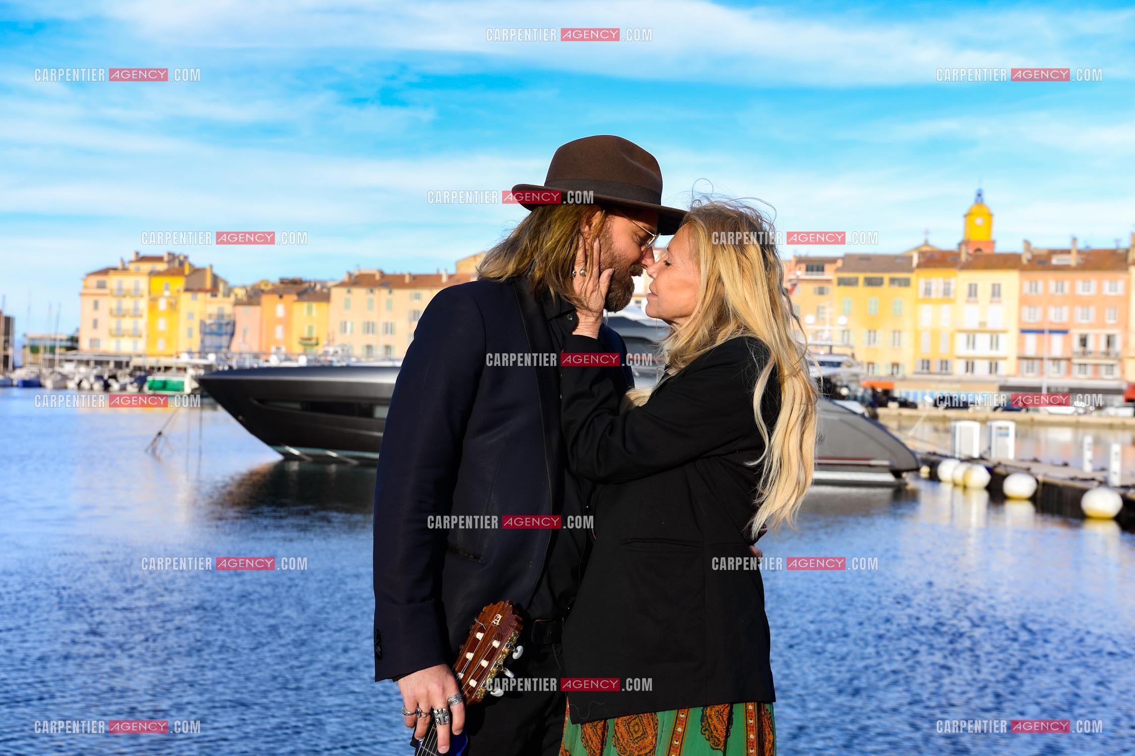 Suite à son infarctus, la comédienne Fiona Gélin et son compagnon ChardRy  (Richard Bauduin) se ressourcent sur le port de St Tropez.     ( Exclusif )