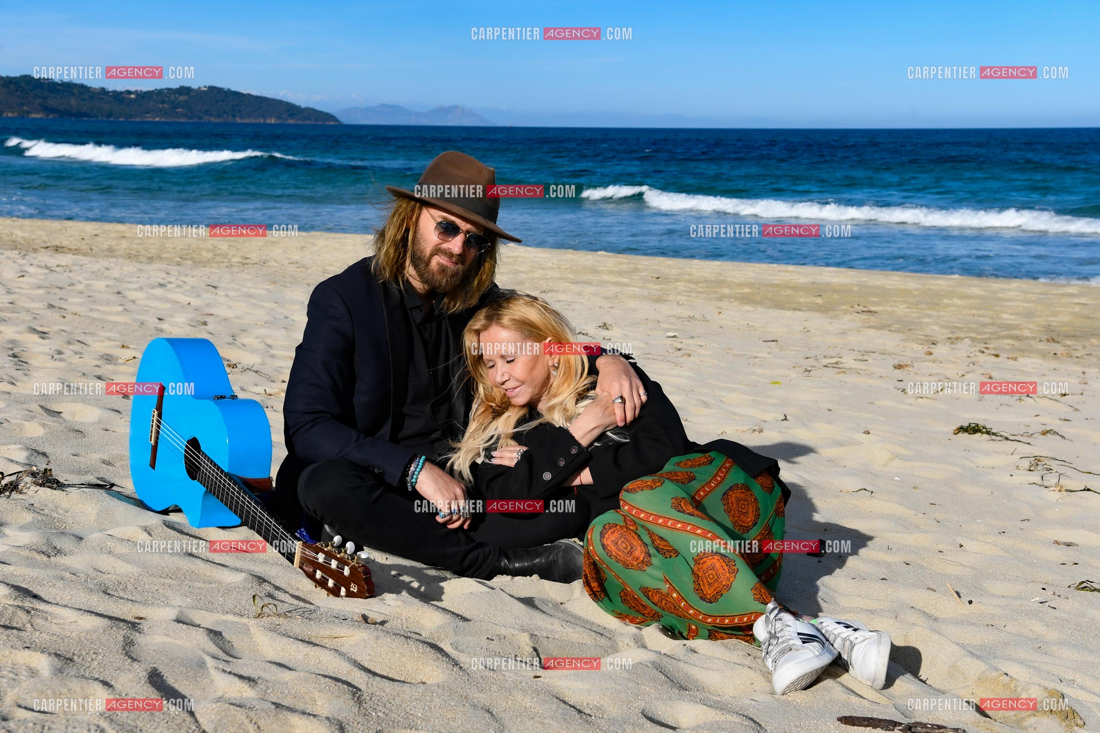 Suite à son infarctus, la comédienne Fiona Gélin et son compagnon ChardRy  (Richard Bauduin) se reposent sur une plage de St Tropez.     ( Exclusif )