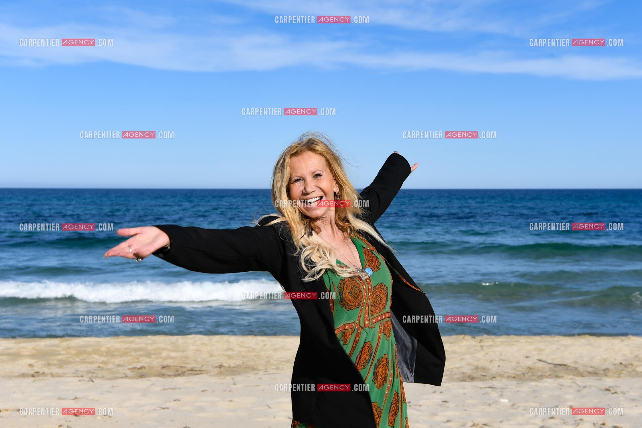 Suite à son infarctus, la comédienne Fiona Gélin et son compagnon ChardRy  (Richard Bauduin) se reposent sur une plage de St Tropez.     ( Exclusif )