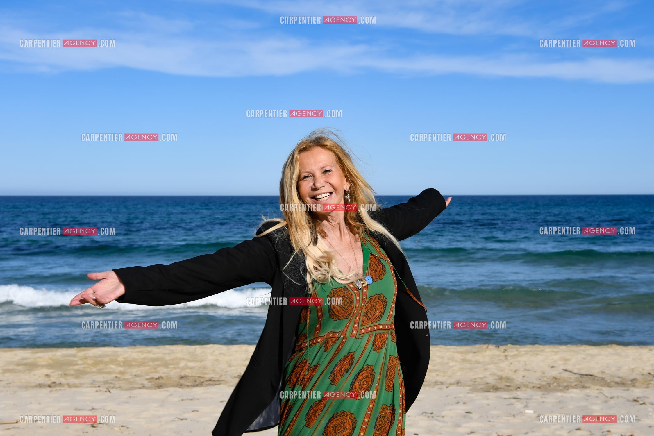 Suite à son infarctus, la comédienne Fiona Gélin et son compagnon ChardRy  (Richard Bauduin) se reposent sur une plage de St Tropez.     ( Exclusif )