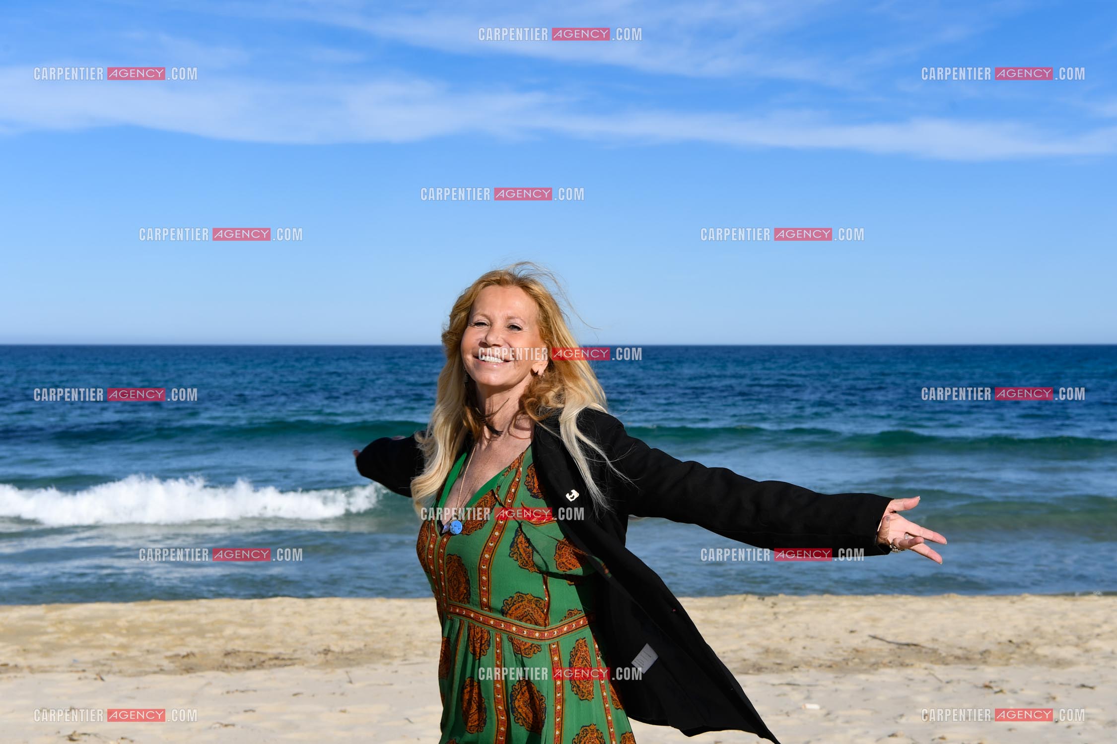 Suite à son infarctus, la comédienne Fiona Gélin et son compagnon ChardRy  (Richard Bauduin) se reposent sur une plage de St Tropez.     ( Exclusif )