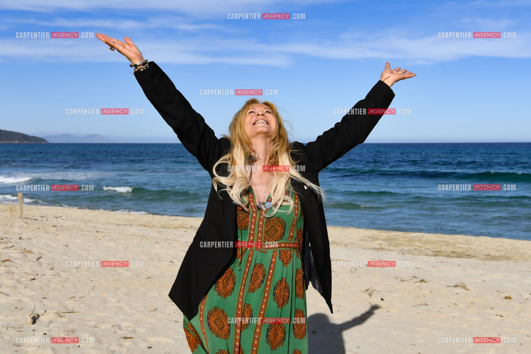 Suite à son infarctus, la comédienne Fiona Gélin et son compagnon ChardRy  (Richard Bauduin) se reposent sur une plage de St Tropez.     ( Exclusif )