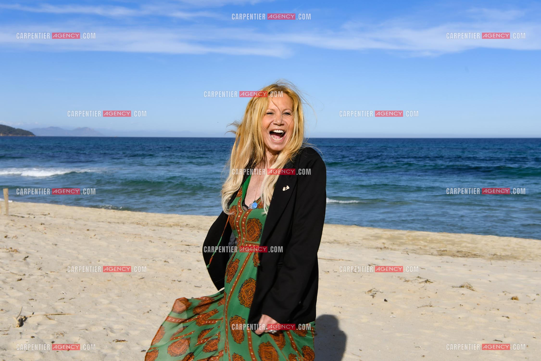Suite à son infarctus, la comédienne Fiona Gélin et son compagnon ChardRy  (Richard Bauduin) se reposent sur une plage de St Tropez.     ( Exclusif )