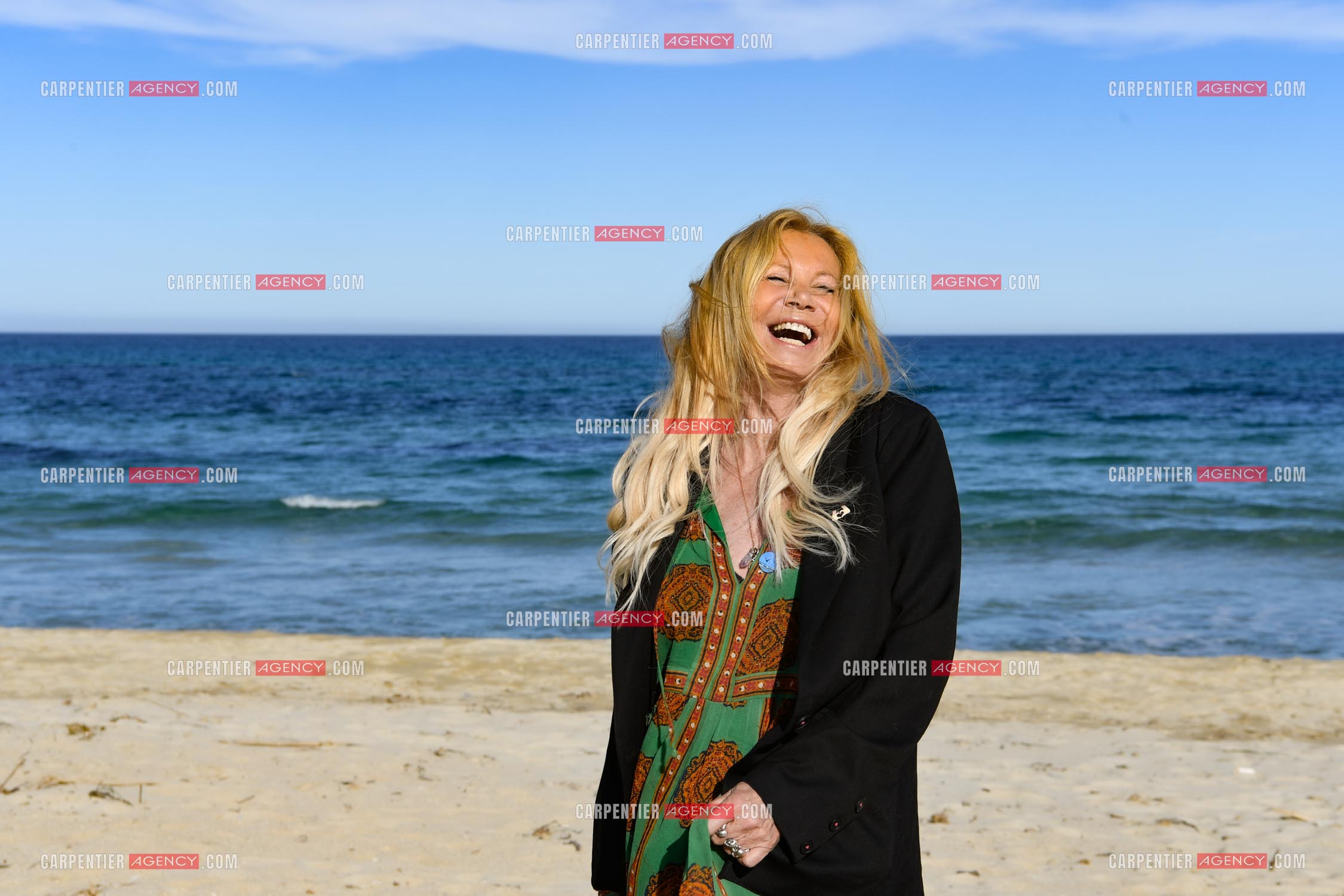 Suite à son infarctus, la comédienne Fiona Gélin et son compagnon ChardRy  (Richard Bauduin) se reposent sur une plage de St Tropez.     ( Exclusif )