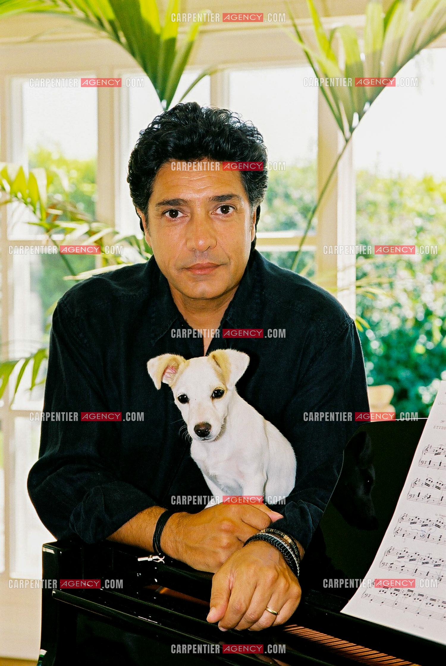 Fatigué de sa présence, le chanteur Frédéric François abandonne son chien dans un refuge.   ( Exclusif )