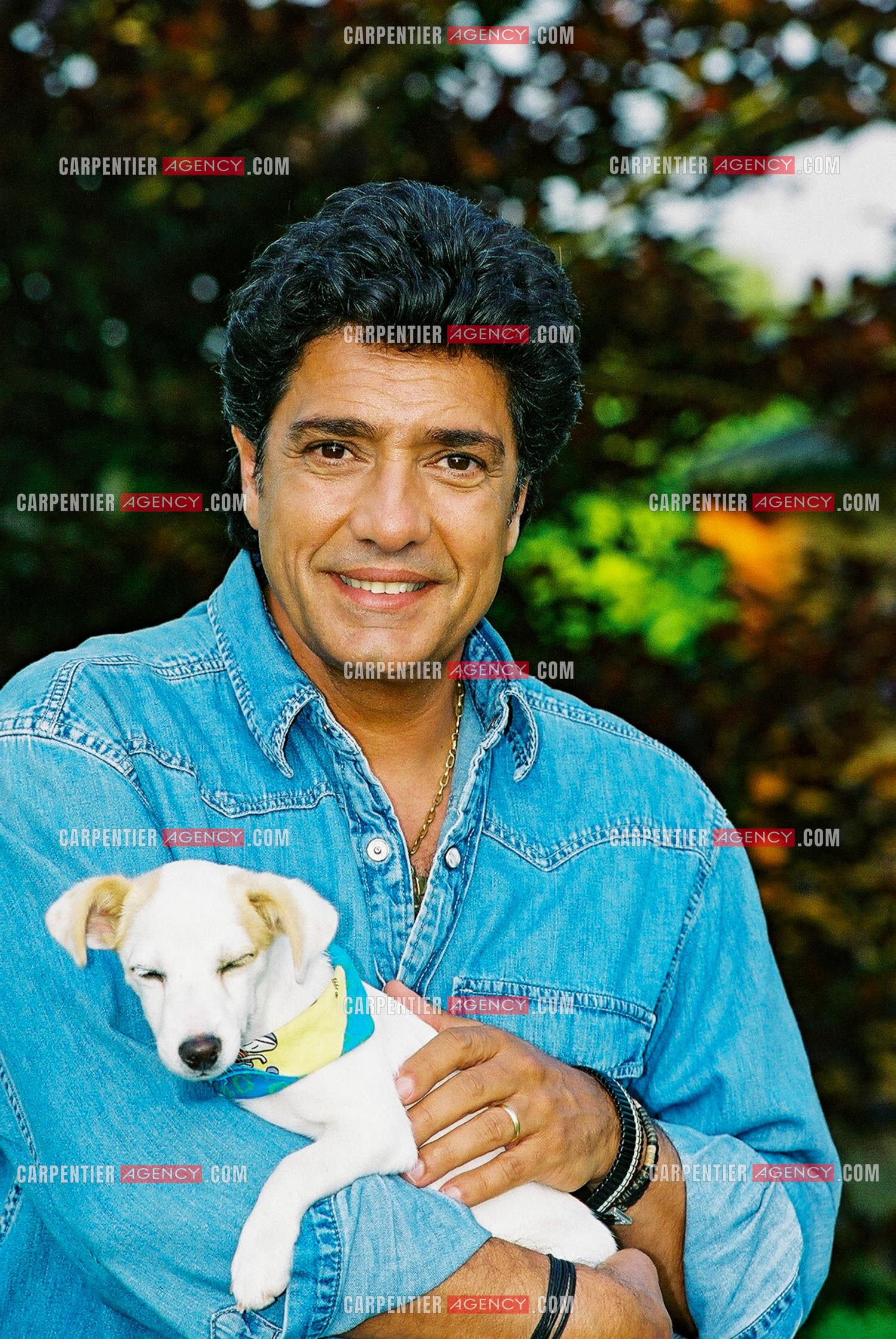 Fatigué de sa présence, le chanteur Frédéric François abandonne son chien dans un refuge.   ( Exclusif )