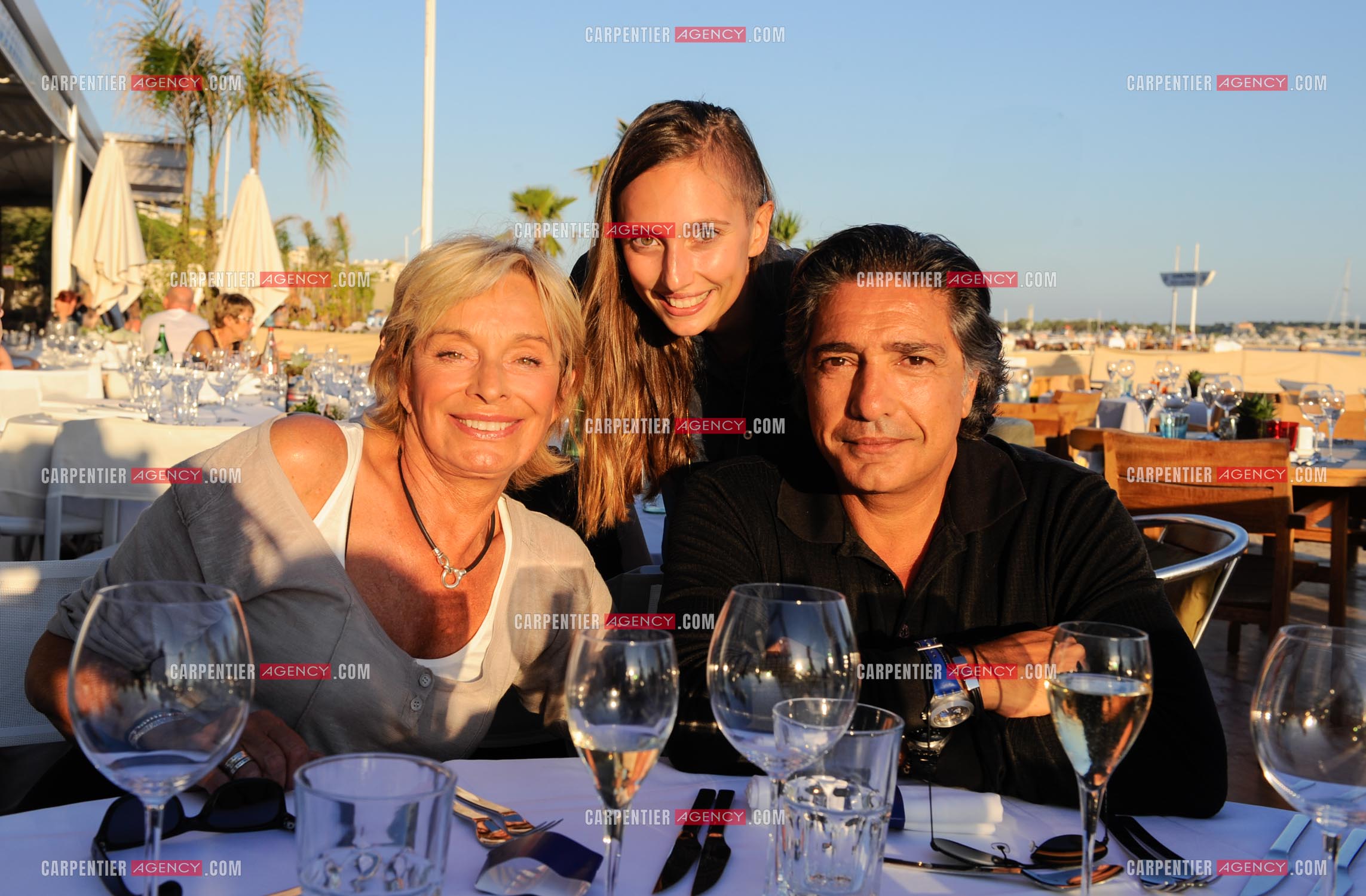 Le chanteur Frédéric François lors de ses vacances en famille dans sa résidence secondaire d'Antibes. Frédéric et sa femme Monique entourés de leur fille Victoria pour Dîner en famille sur la plage. ( Exclusif )