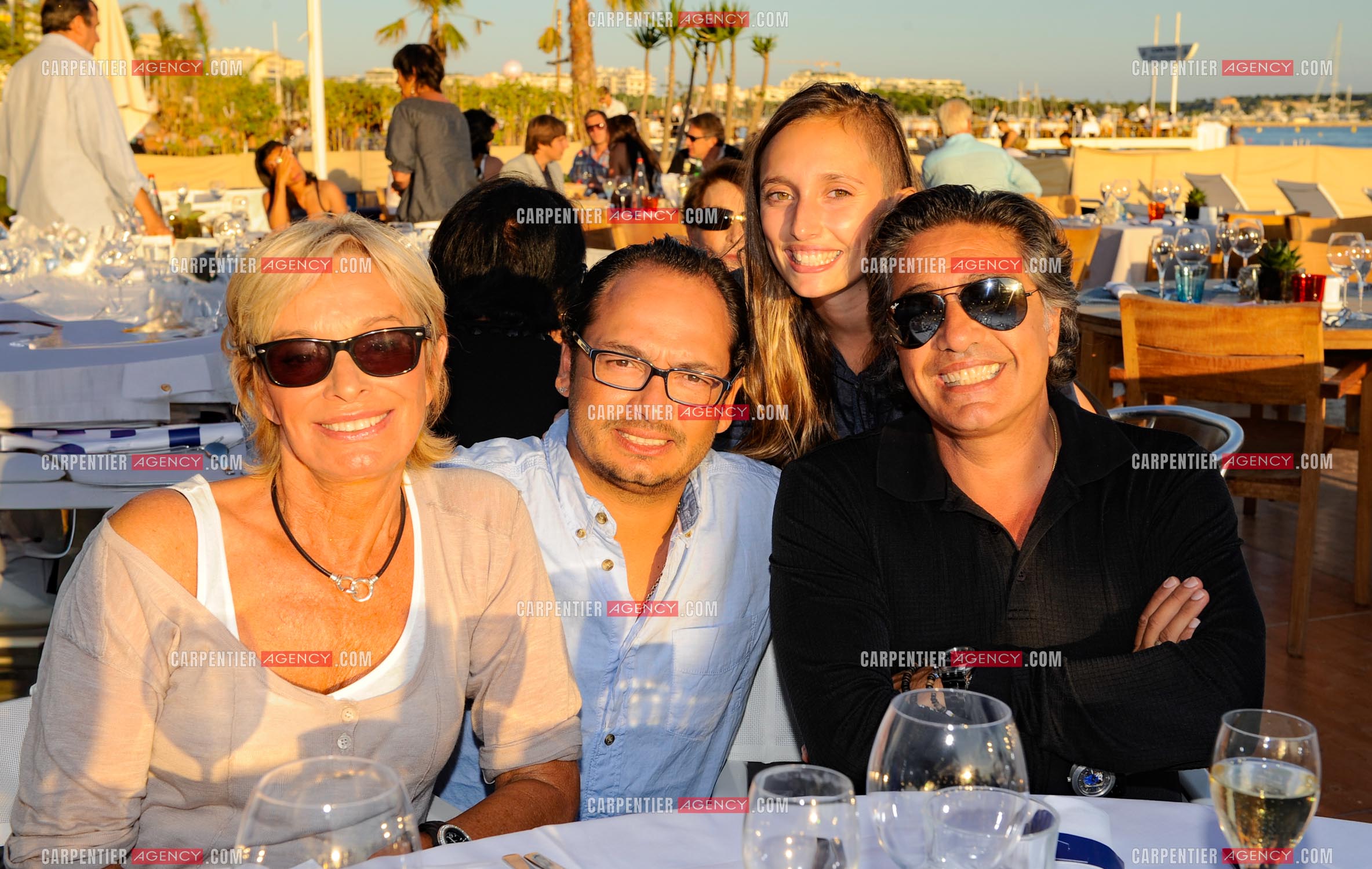 Le chanteur Frédéric François lors de ses vacances en famille dans sa résidence secondaire d'Antibes. Frédéric et sa femme Monique entourés de leur fille Victoria et leur fils Anthony pour Dîner en famille sur la plage.  ( Exclusif )